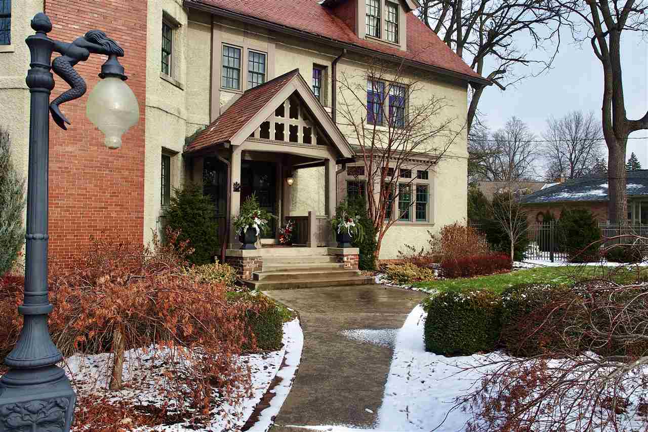 2221 CENTER AVE, BAY CITY, MI 48708