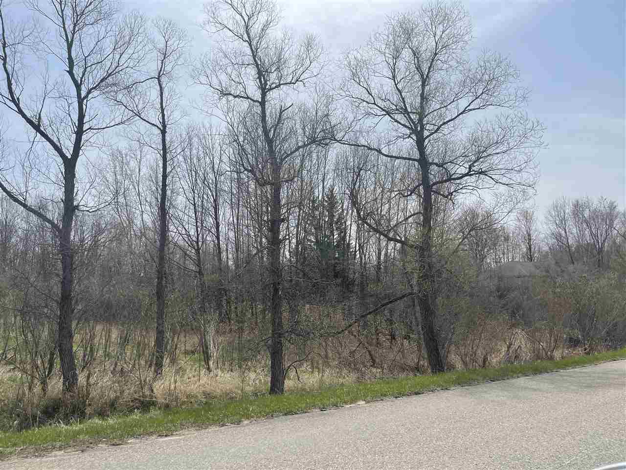 Nice size lot for building or camping.   Just under 1/2 acre that backs up to commons and private land.   Back of lot has path to Lake Lancer.  walkable to Lake Lancelot and Lake Lancer beach clubs for rental docks.  Close distance to Islanders Beach club for playground, pavilion, sandy beach, bath house and more.    Islanders Way is also knows as "Lake Circle Trail"   which is a biking/walk way that goes around Lake Lancelot with beautiful view of waterfront and landscape.   Ownership provides access to an 18 hole golf course , restaurant/pub, fitness center, indoor heated pool, tennis/bocce ball courts, chalet/sledding hill, walking (nature) trails, activity bldg, storage area, 2 all sports lakes, Lk Lancer/Lancelot, 15 beach clubs (5 with beach/bath house). Or fly to/from Sugar Springs off a 3500ft well maintained grass airpark.   www.airnav.com   5M6.    ALL just 2-1/2 hours from Detroit!