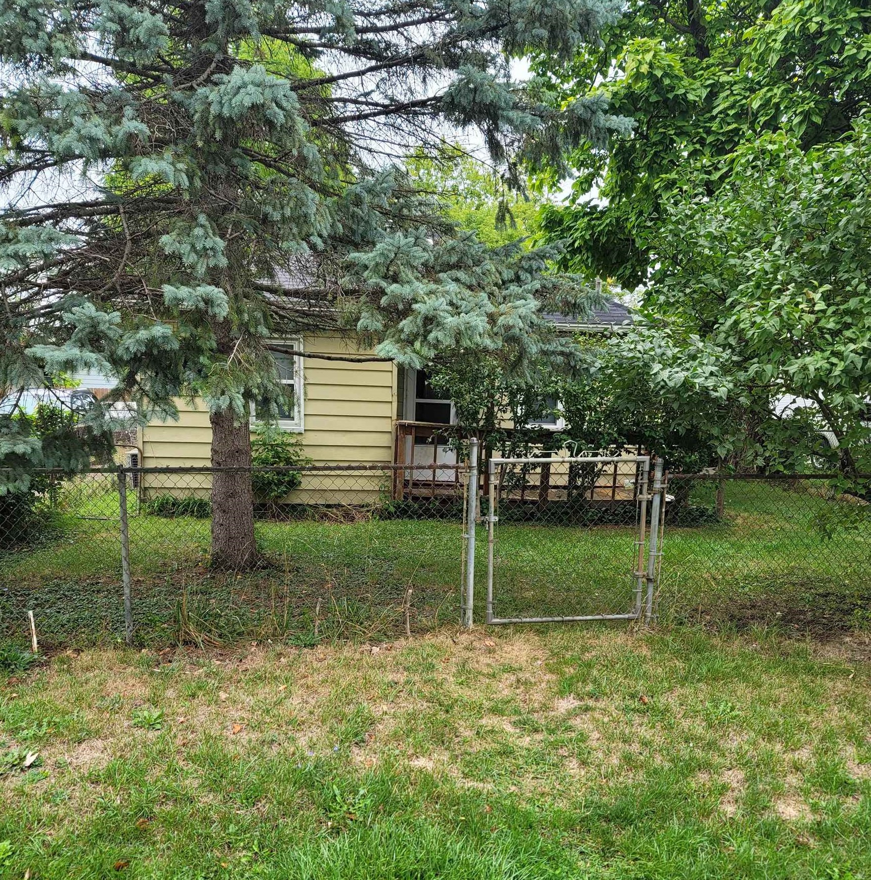 Attention investors!! Cozy Burton 3-bedroom home with potential. Could be a great starter home or rental property. Conveniently located near shopping, schools, public transit, and highways. Home needs finishes/repairs. Cash only.
