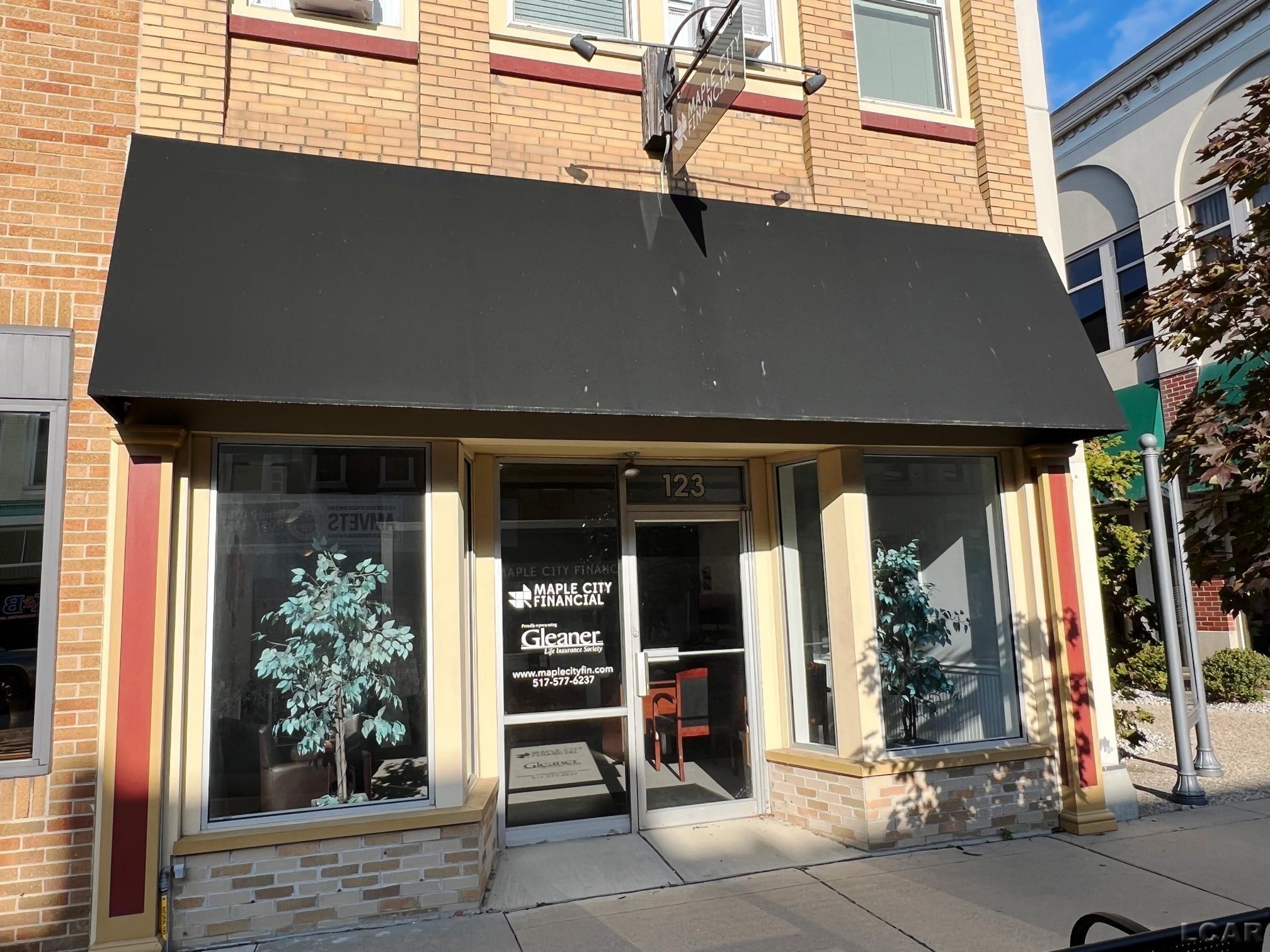 123 N Main St