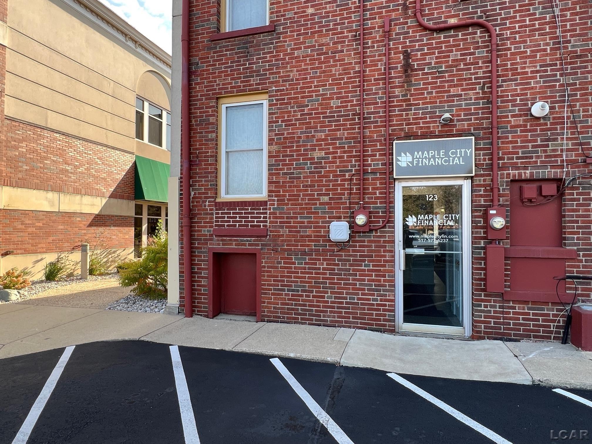 123 N Main St