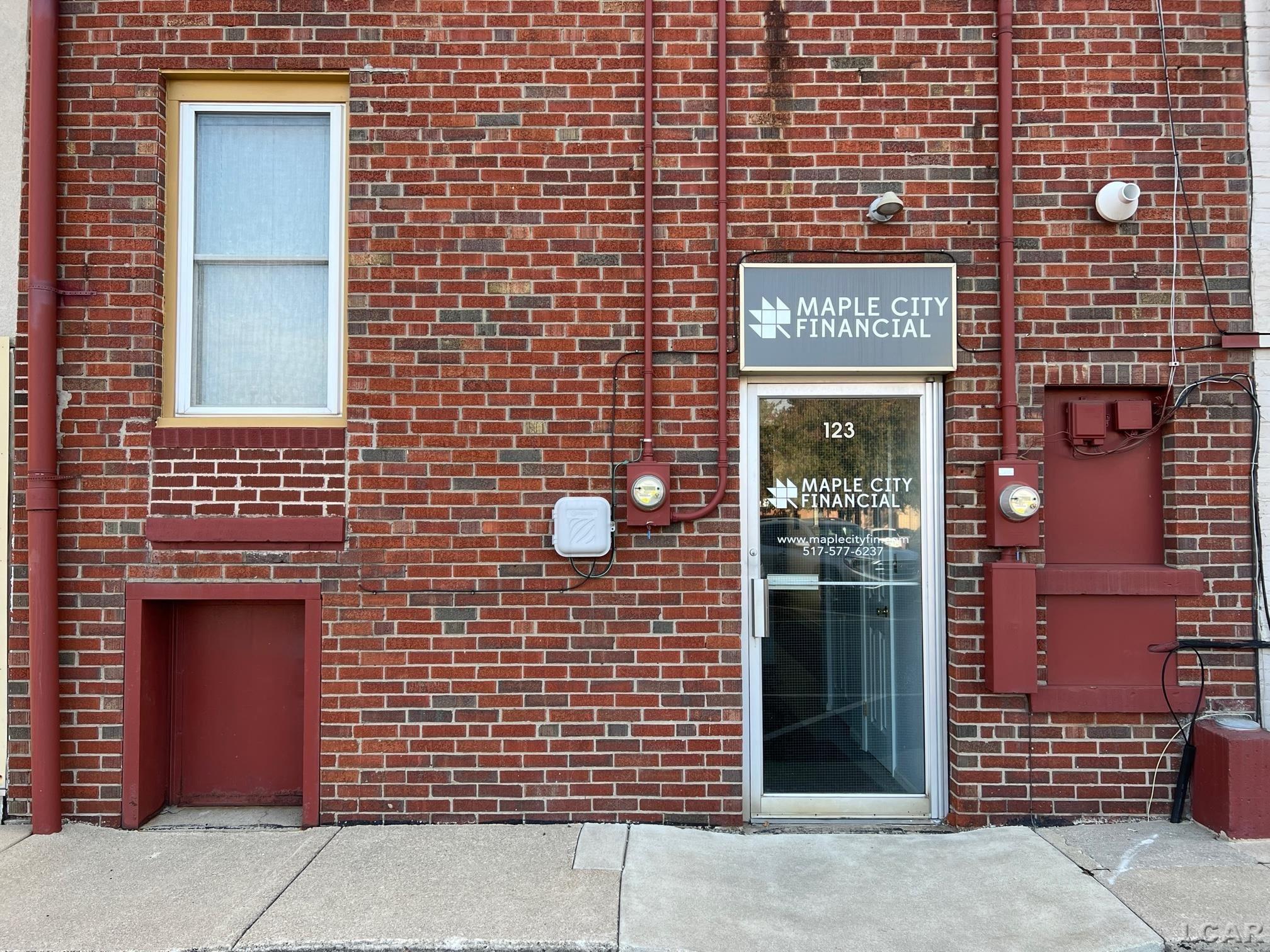 123 N Main St