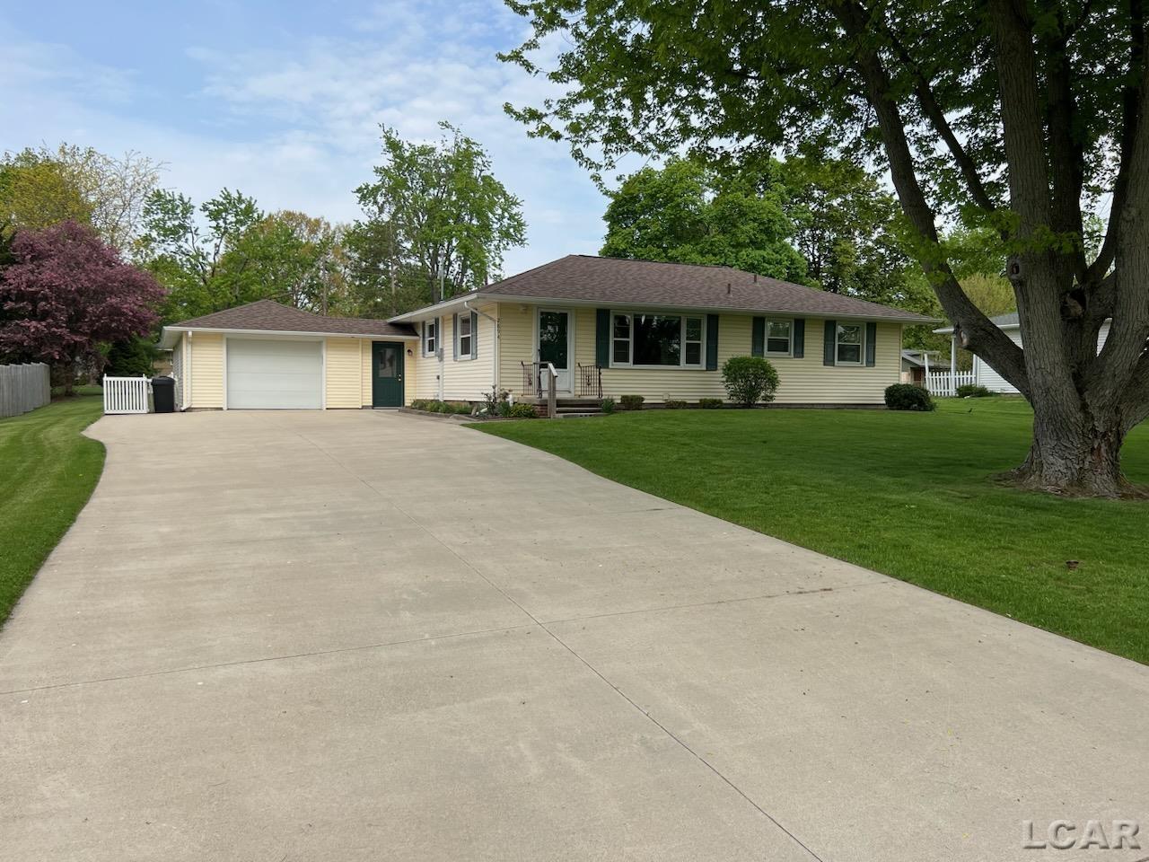 2894 Park Dr, Adrian, MI 49221
