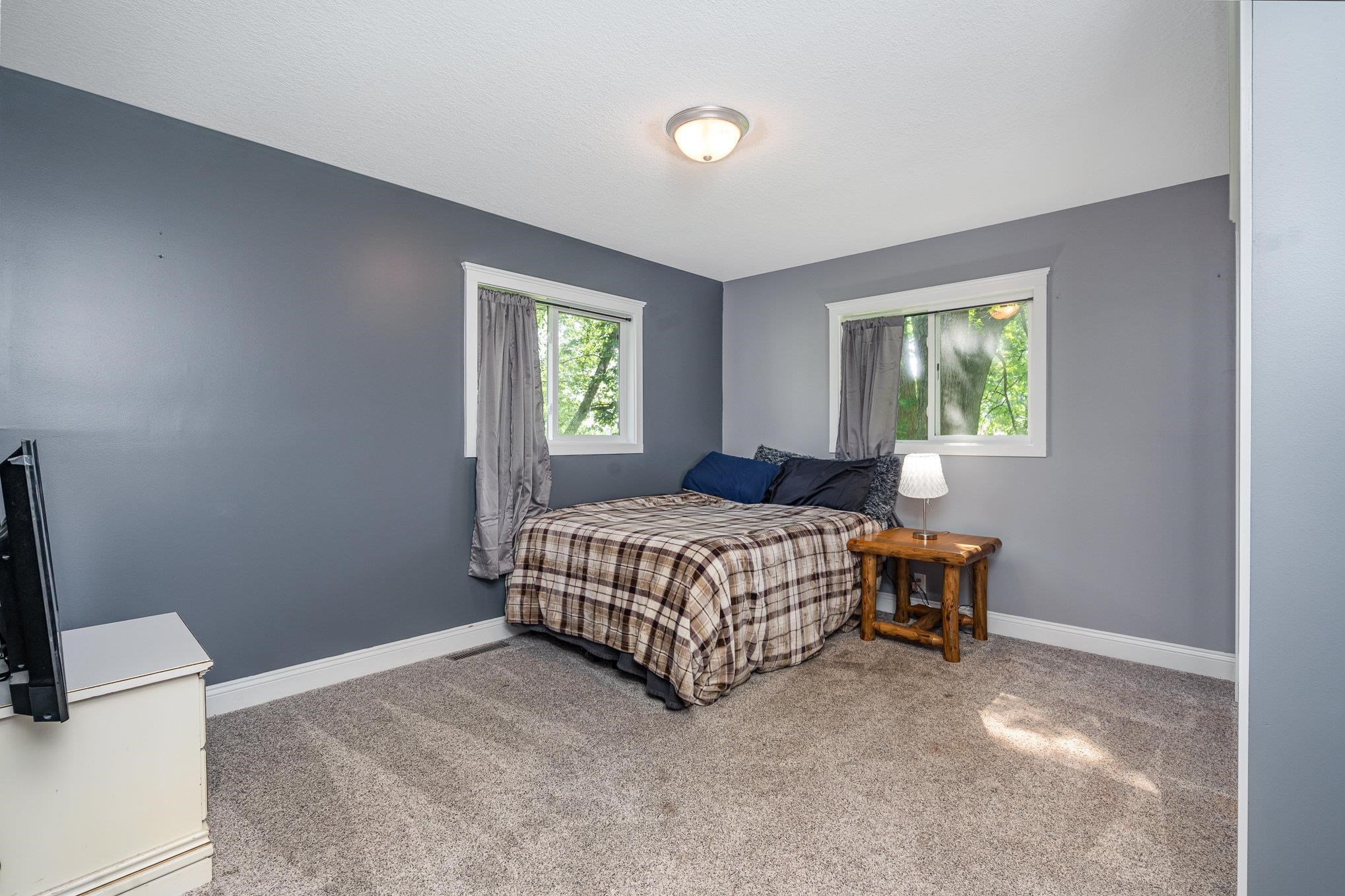 4452 E Vernon