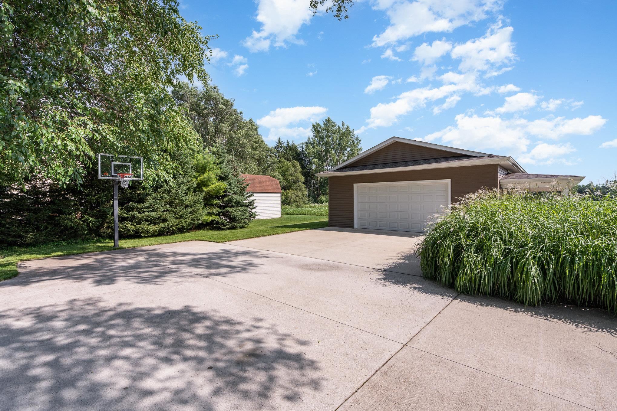 4452 E Vernon