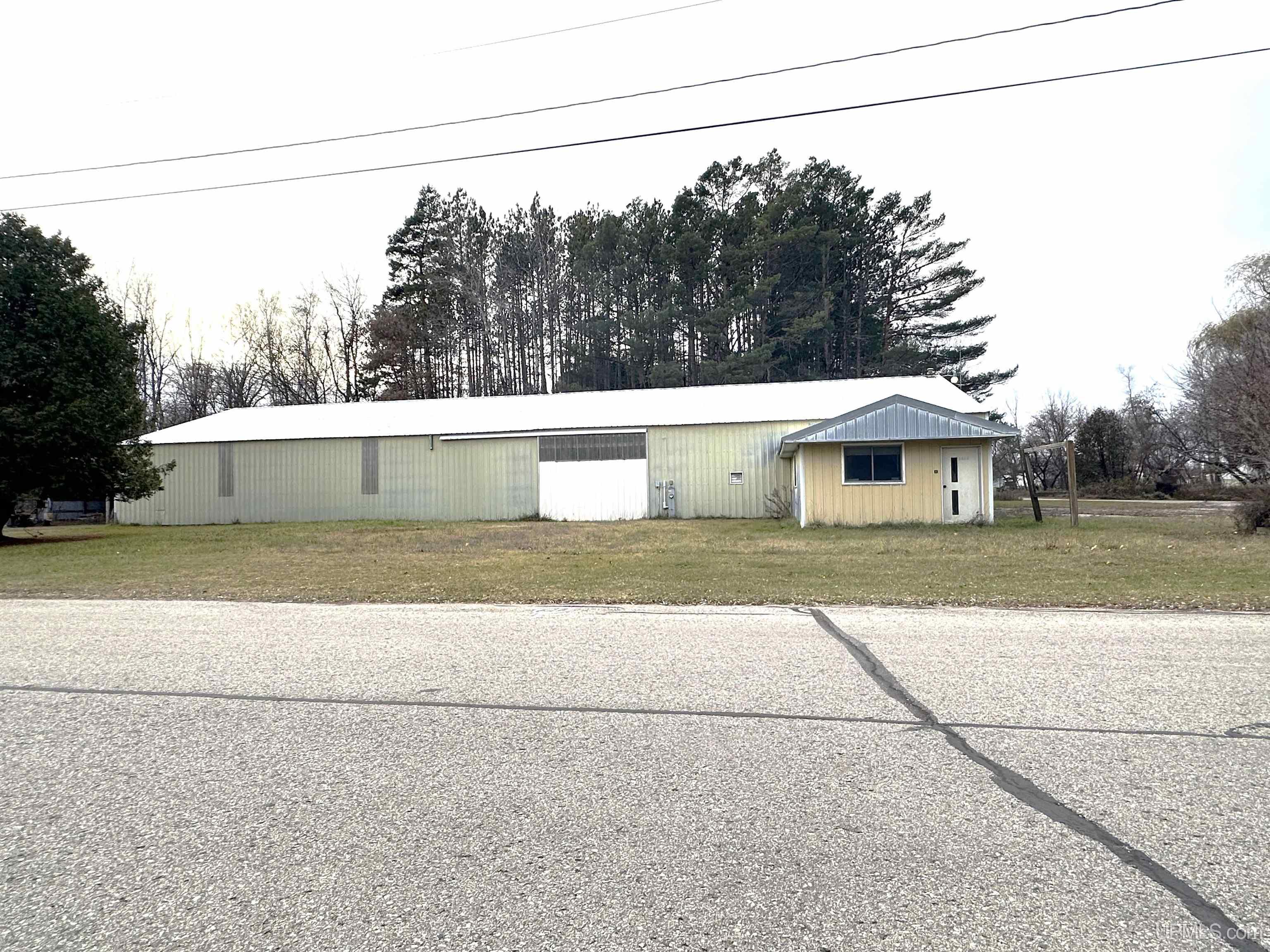 148 S School Daggett, MI 49821 MLS 50128319 Great Lakes and Land