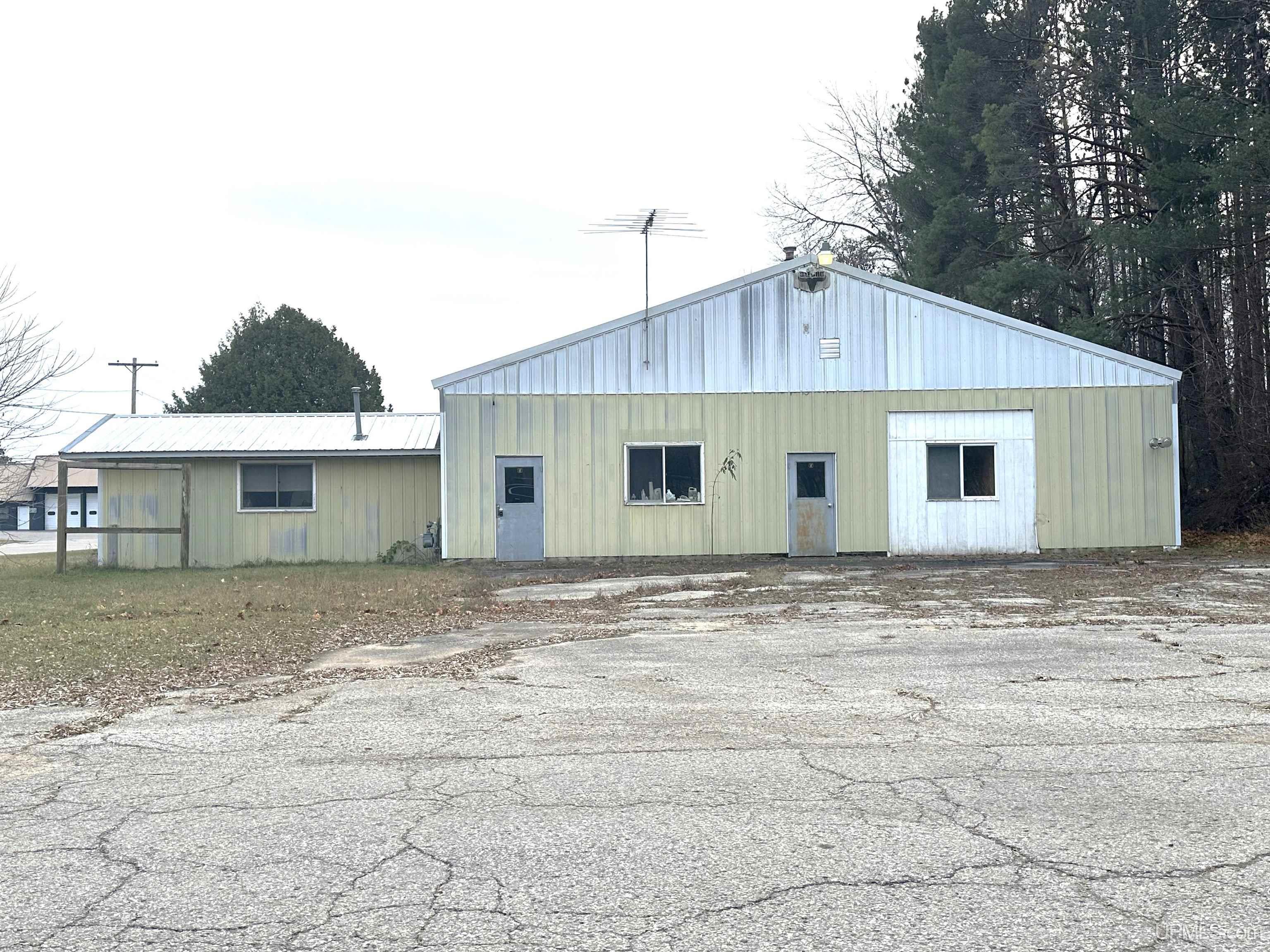 148 S School Daggett, MI 49821 MLS 50128319 Great Lakes and Land