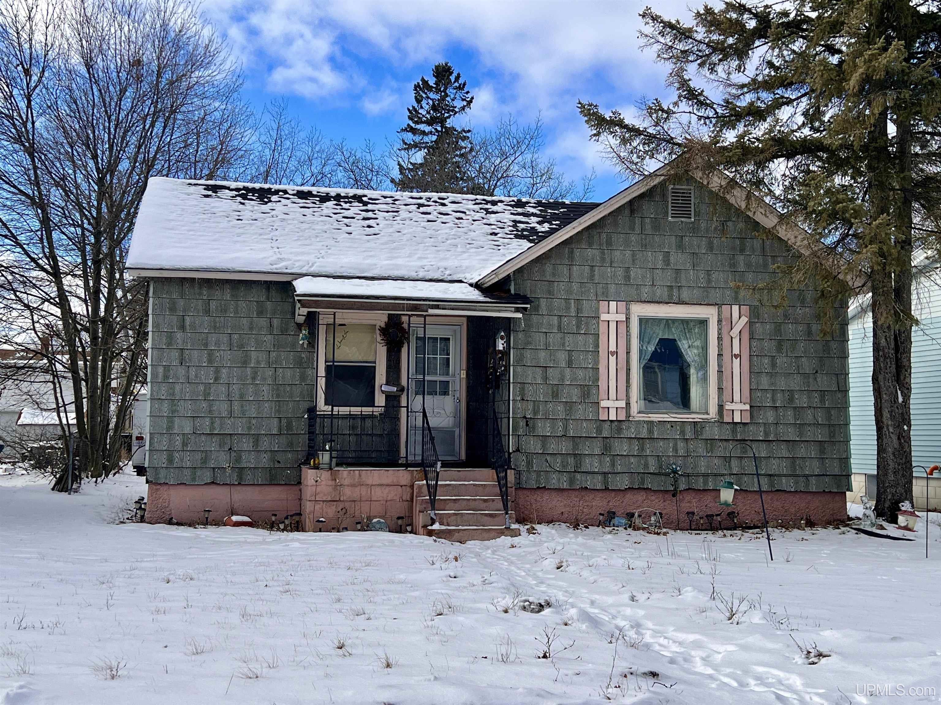 416 S 9, ESCANABA, MI 49829