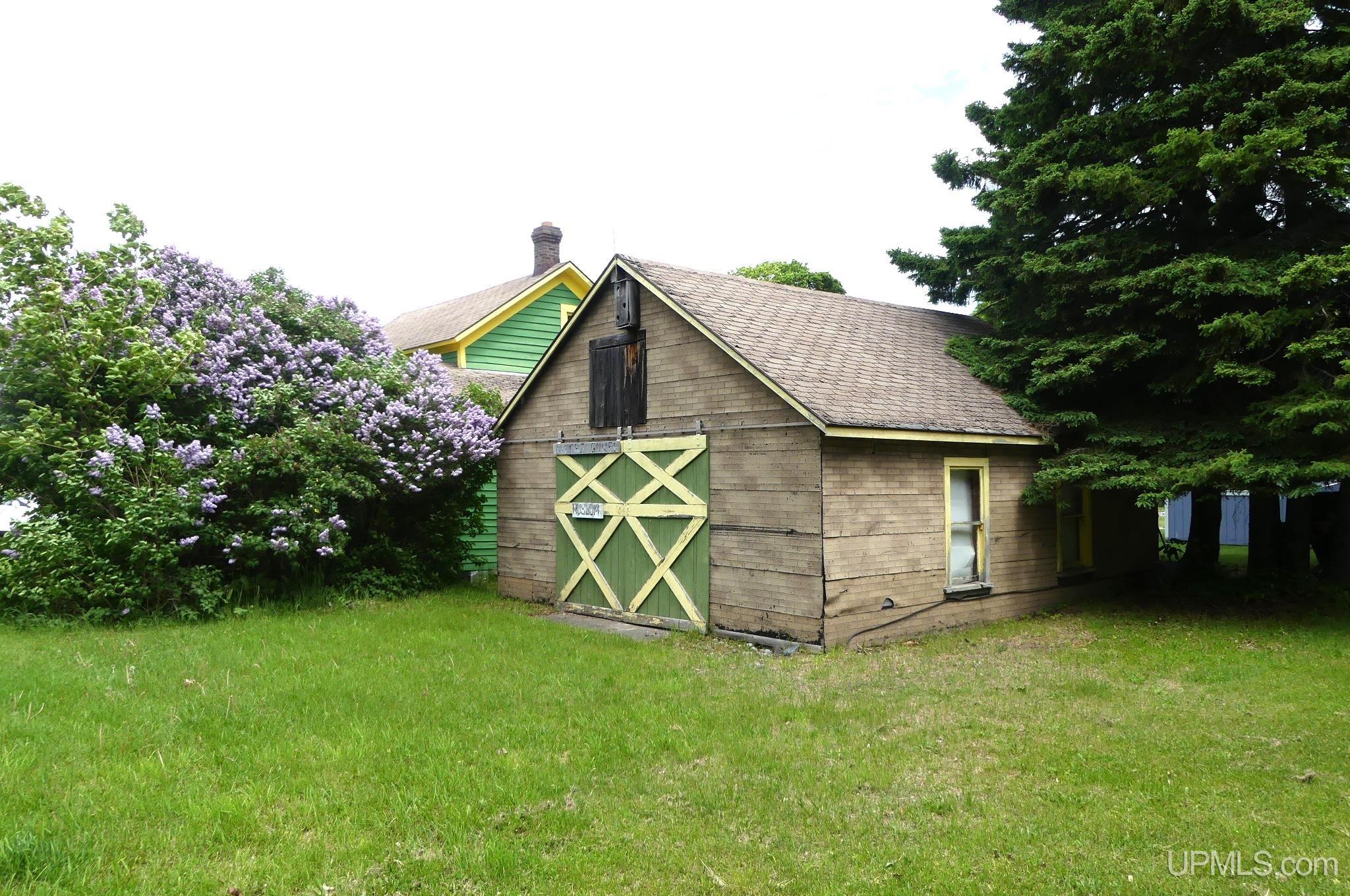 21739 E Braziel Grand Marais, MI 49839 295,000