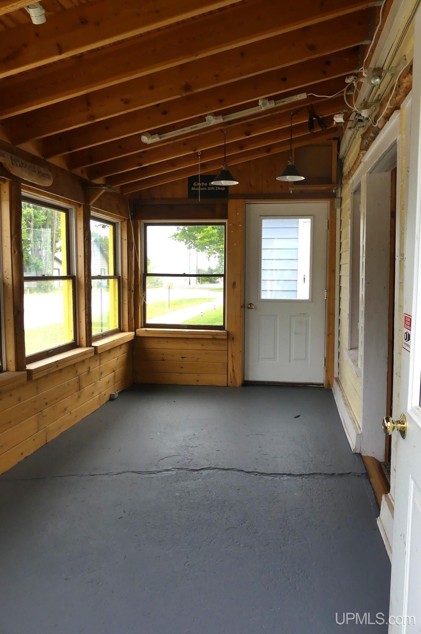 21739 E Braziel Grand Marais, MI 49839 295,000