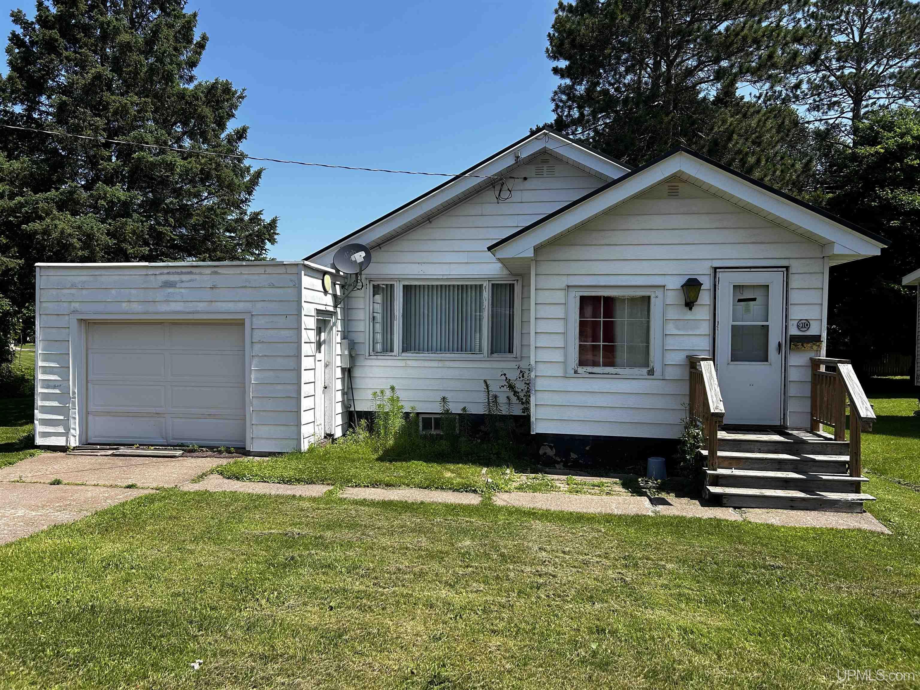 910 Broadway Ironwood, MI 49938 MLS 50148225