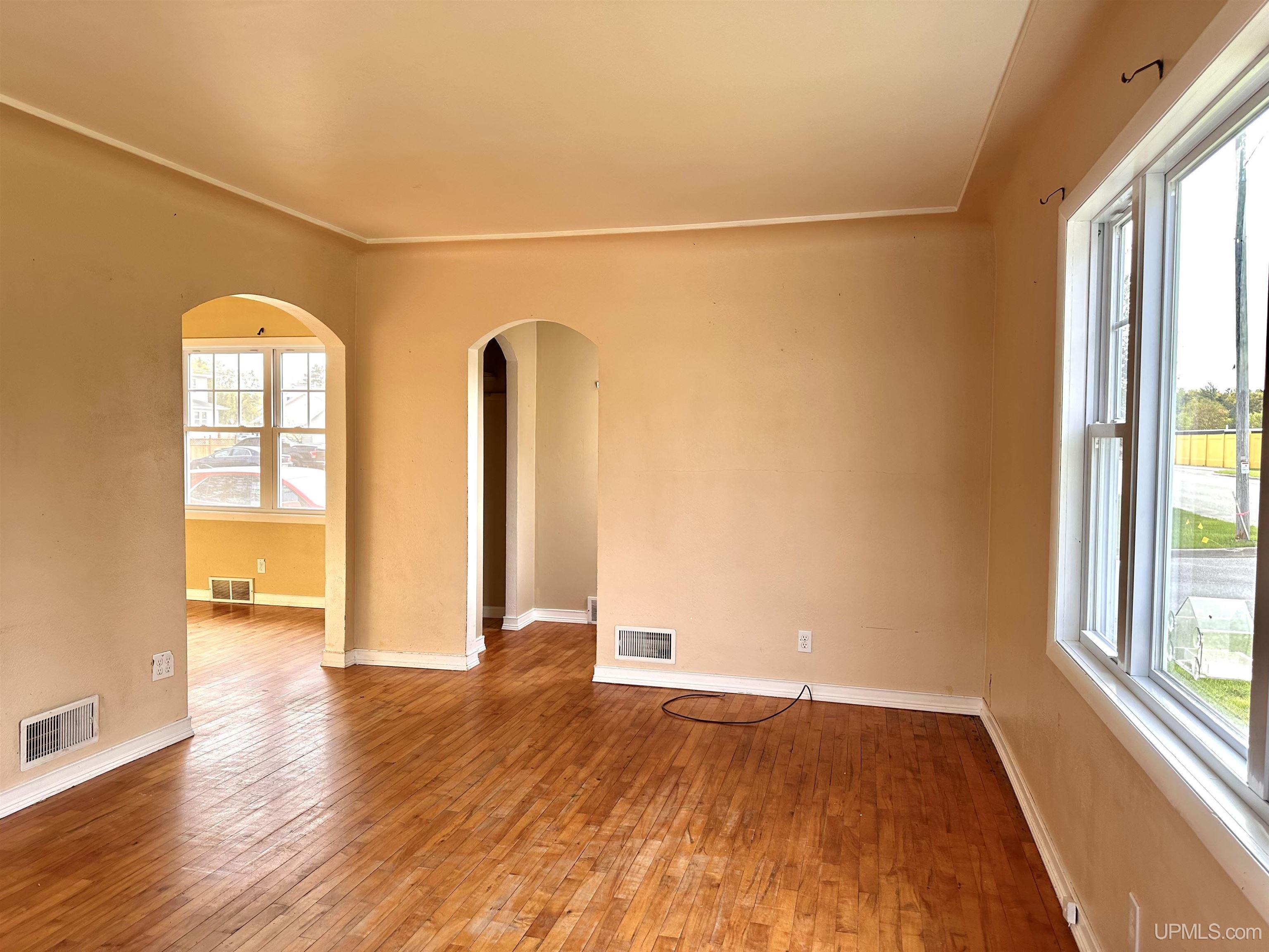 1119 W Hughitt Street