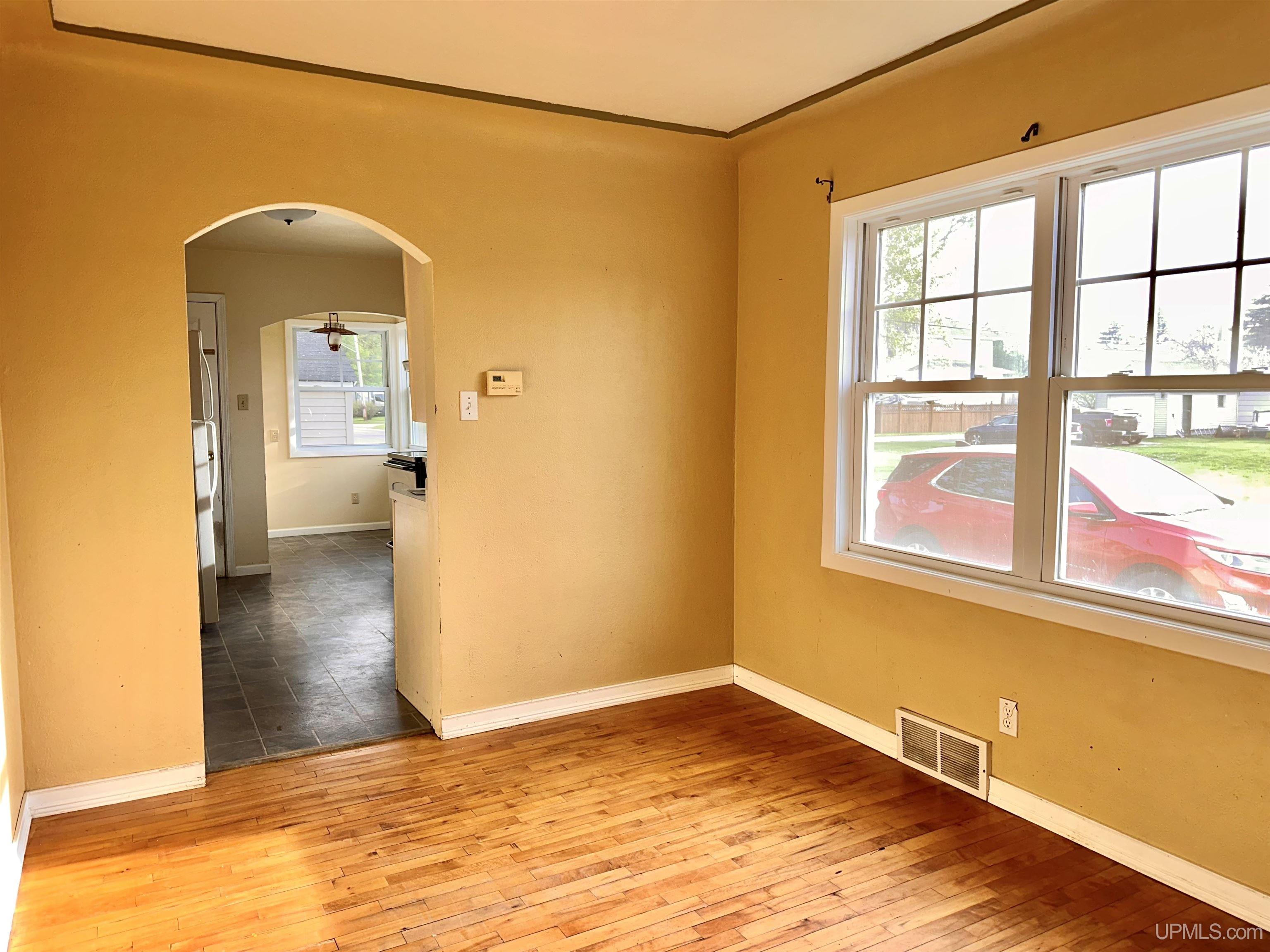 1119 W Hughitt Street