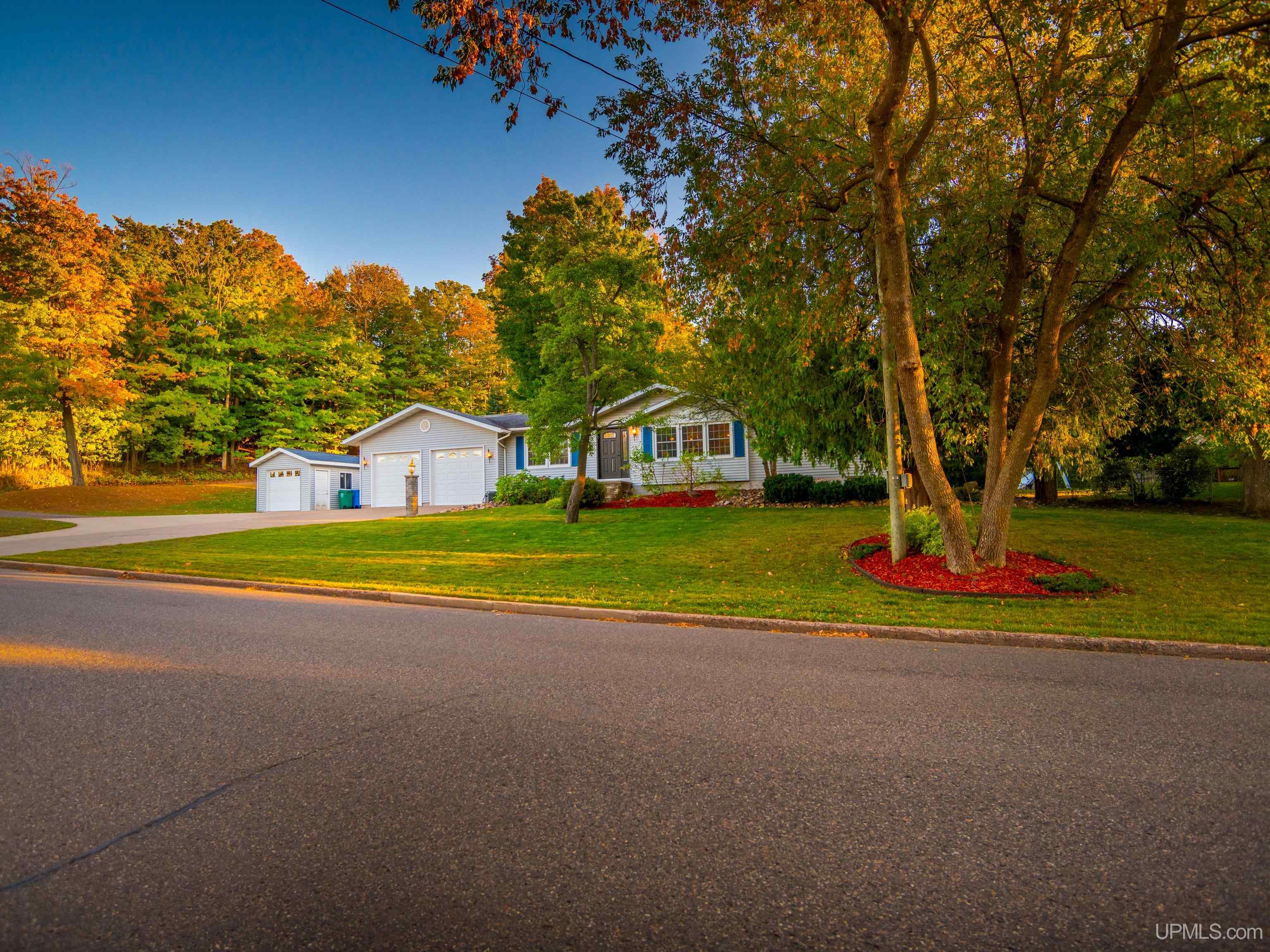 1001, 1005 Cleveland Marquette, MI MLS50159384 Great Lakes and Land