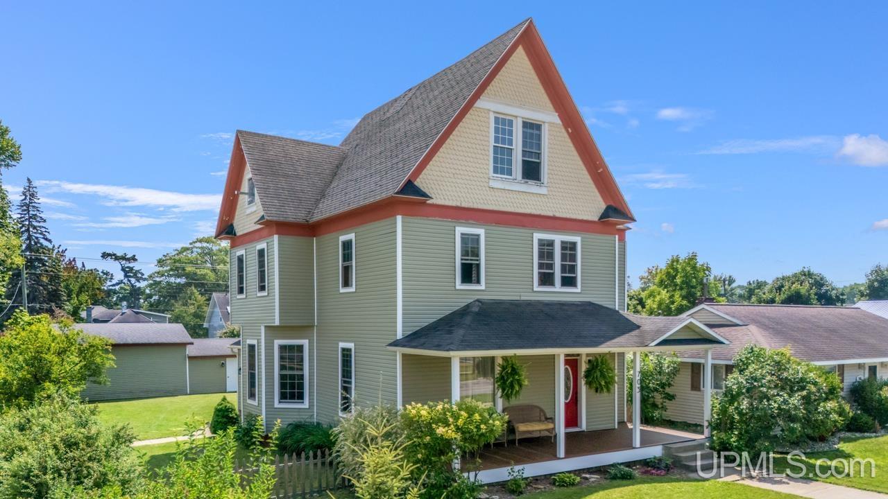 4 bedroom single family in Gladstone, Michigan