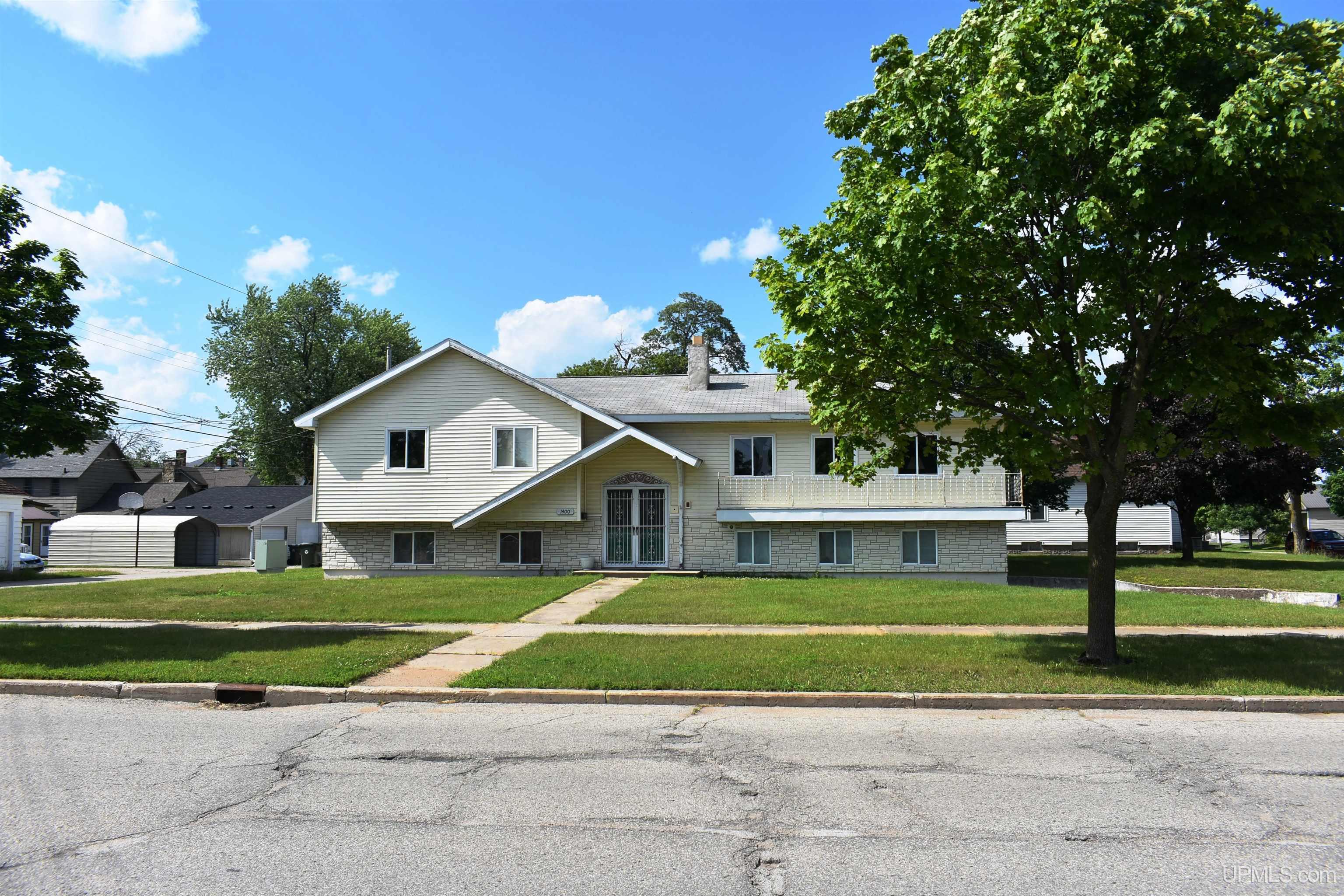 3 bedroom single family residence,1 to 4 units in Escanaba, Michigan