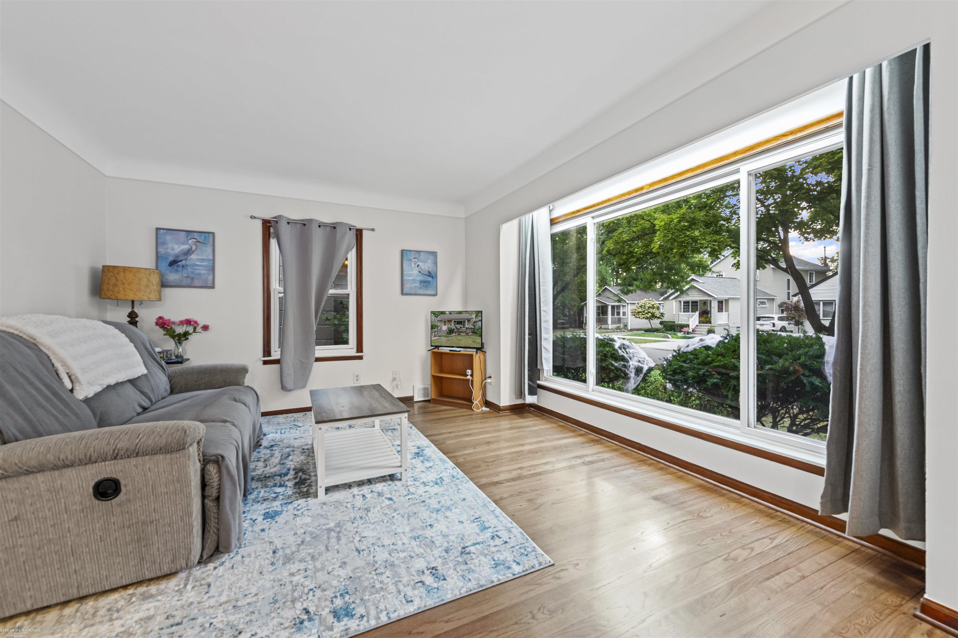 Homes for sale in Grosse Pointe Woods City Wayne, MI | 2147 Roslyn Rd, Grosse Pointe Woods City Wayne, MI 48236 | MLS# 58050188530