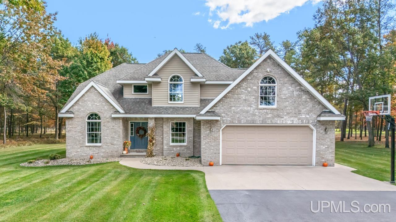 5 bedroom single family residence,1 to 4 units in Gladstone, Michigan