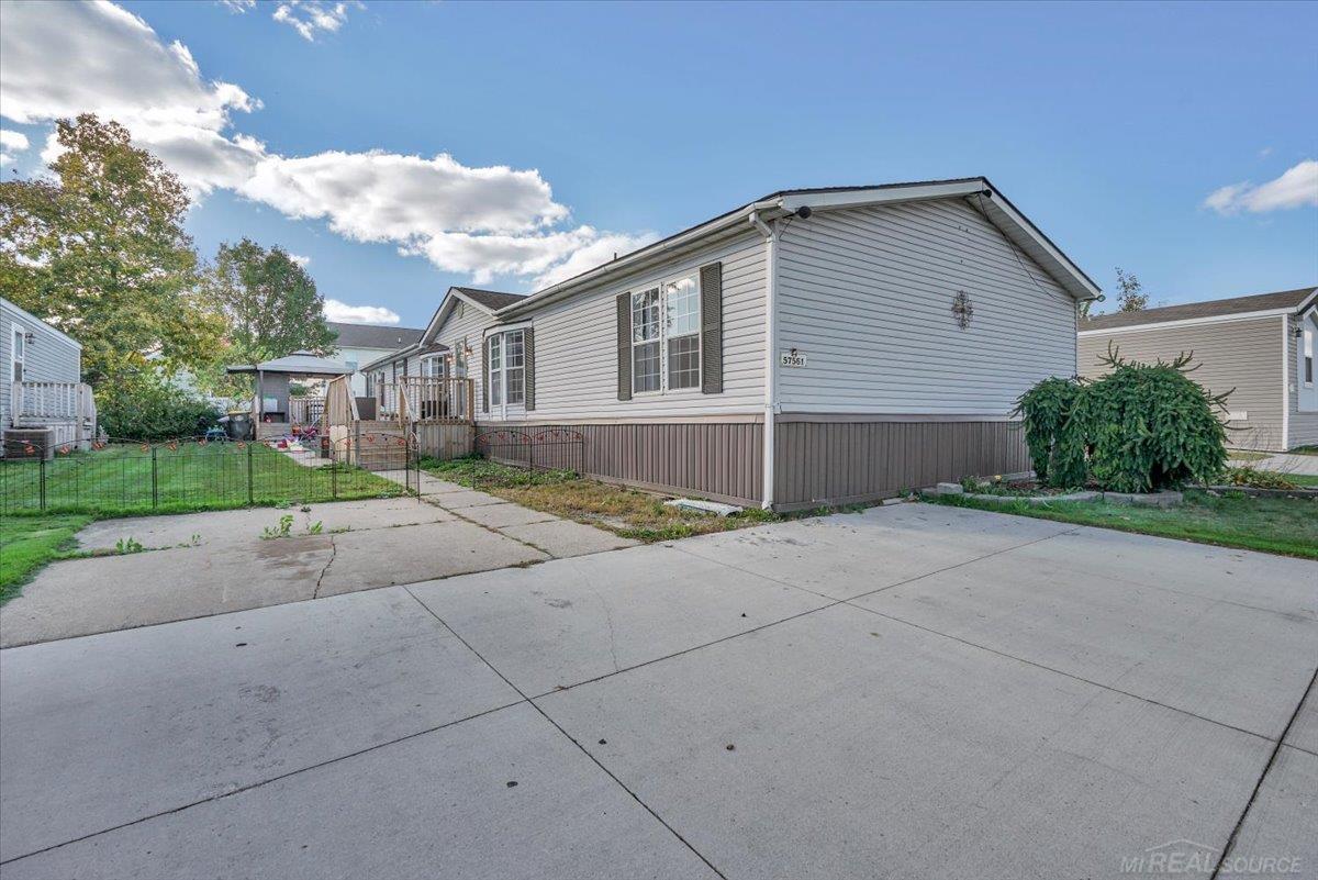 57561 Meadow DR NewHavenVillage_Macomb Michigan 48048