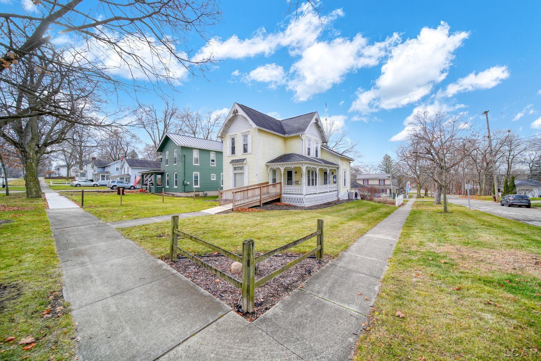 <p>FEATURED LISTINGS</p>