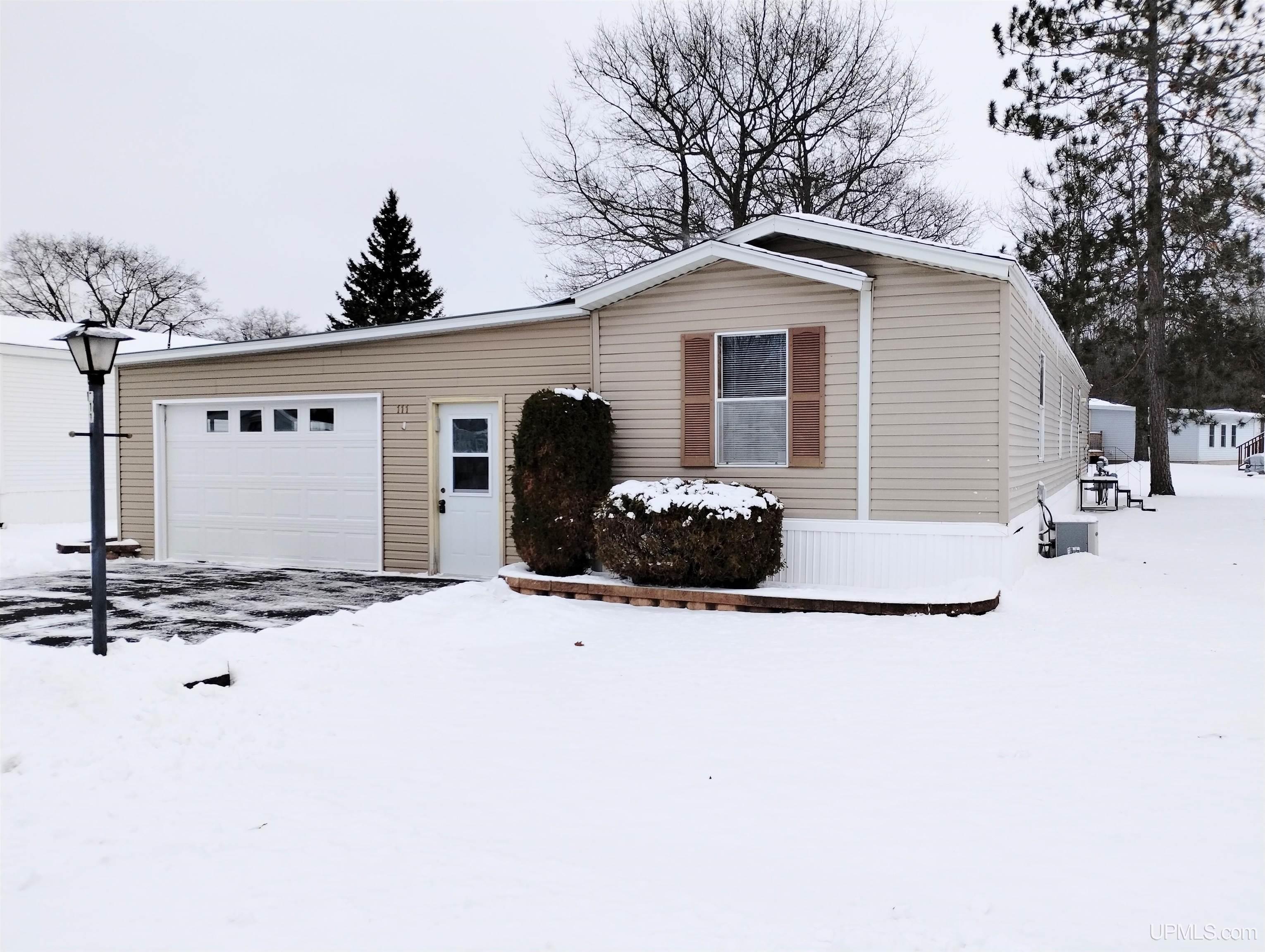 3 bedroom mh park in Gladstone, Michigan