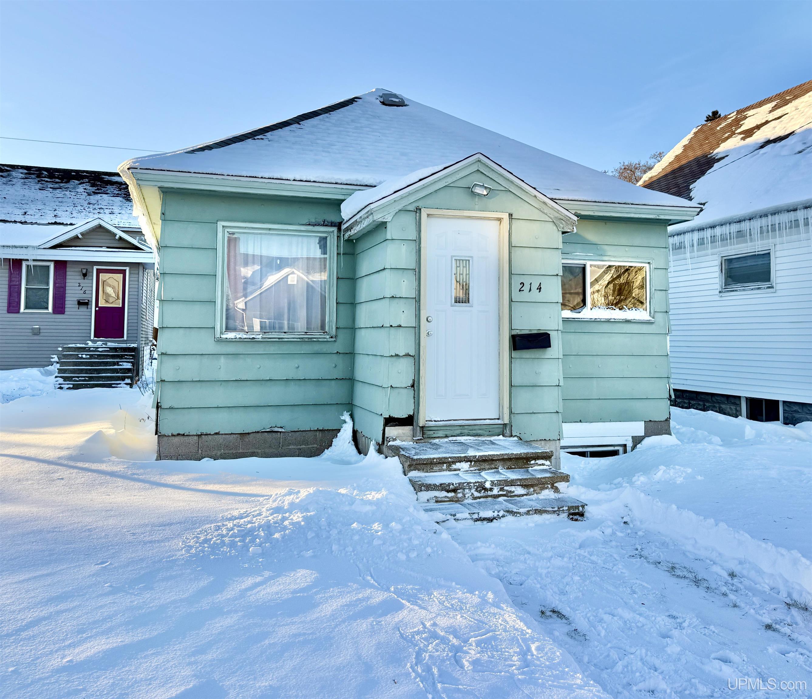 2 bedroom single family residence,1 to 4 units in Escanaba, Michigan