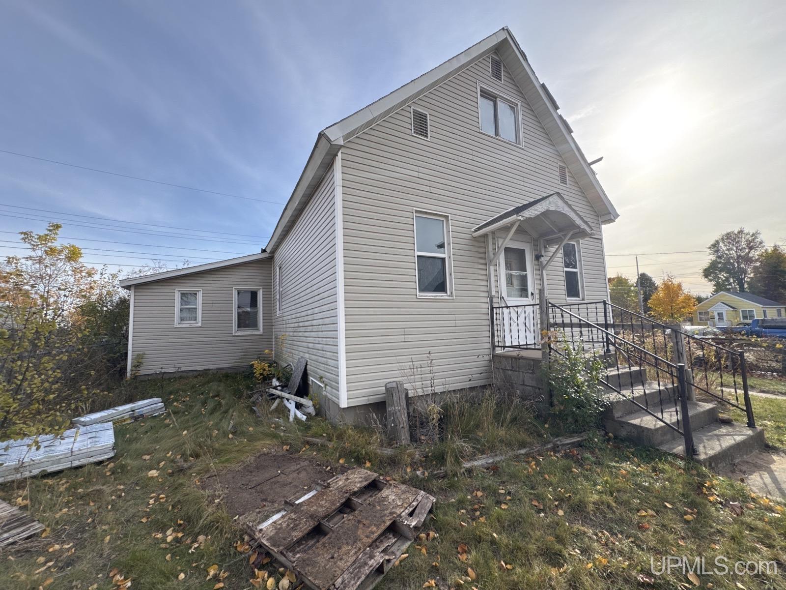 3 bedroom single family residence,1 to 4 units in Escanaba, Michigan