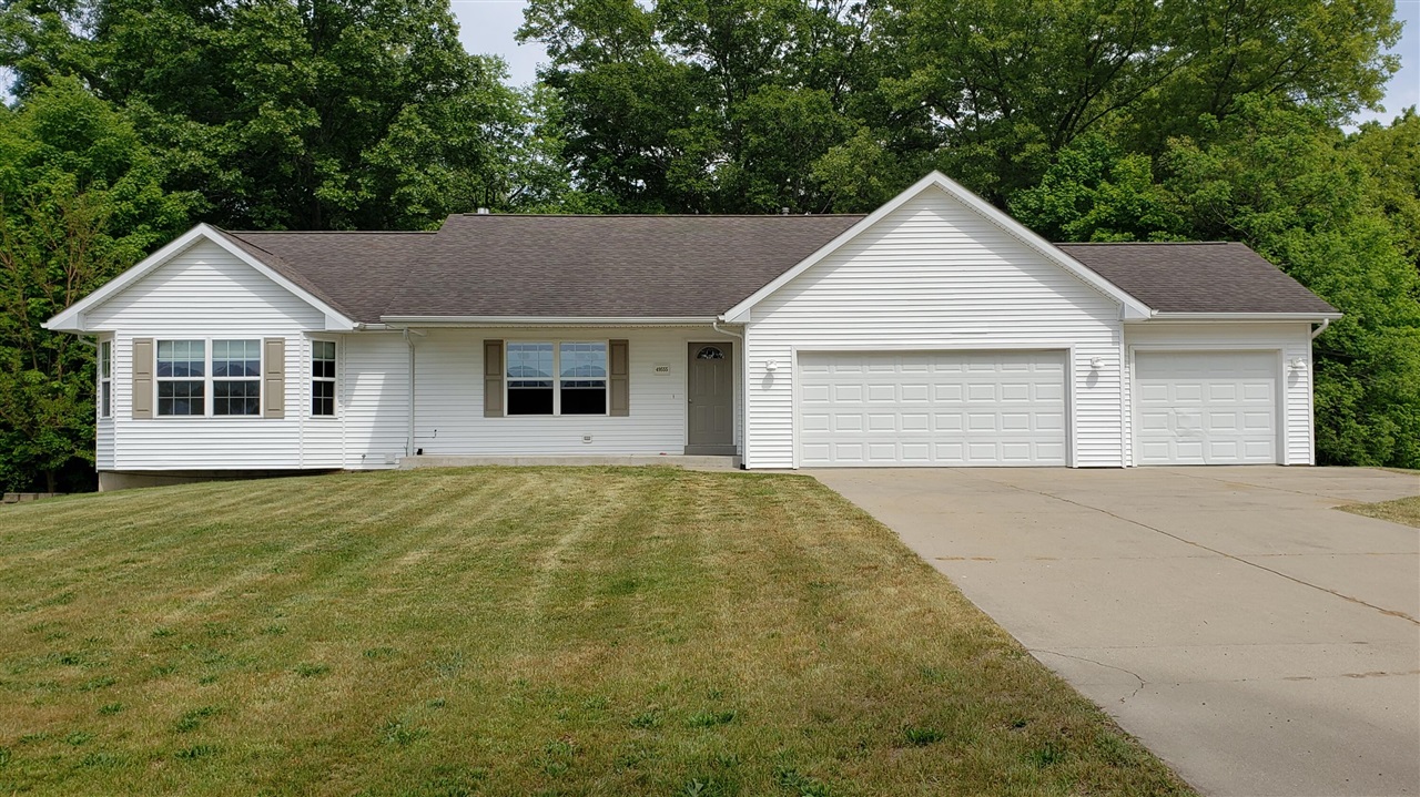 Ranch walkout almost 3/4 acre. 4 bedrooms, 3 full baths, 3 car garage over 2500 finished square feet. 1550 sq. ft. on main level and 1000 finished sq. ft. on walkout level. Features include solid wood 6 panel doors natural gas fireplace ceramic flooring A/C 90+ energy efficient furnace, stove, refrigerator, dishwasher and built in microwave. Large kitchen dining area huge family room on walkout level. Laundry room is located on main floor. $2,500 month plus deposit and $40 application fee per applicant. NOTE: pets may be allowed with landlord's approval. $50 per month for small dog or cat. $100 for dogs over 50 lbs. Floor plans can be found under Documents tab. Owner/Landlord is a licensed real estate broker and Realtor in the State of Michigan.