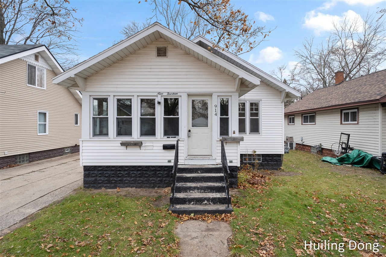 This affordable move in ready bungalow in Muskegon's Oakview neighborhood is in close proximity to schools and restaurants with easy access to the highway. It features hardwood flooring throughout, a full basement, and newer vinyl siding.. The enclosed front porch and the semi-private back yard offer nice spaces for relaxation and entertainment. Schedule your showing today!