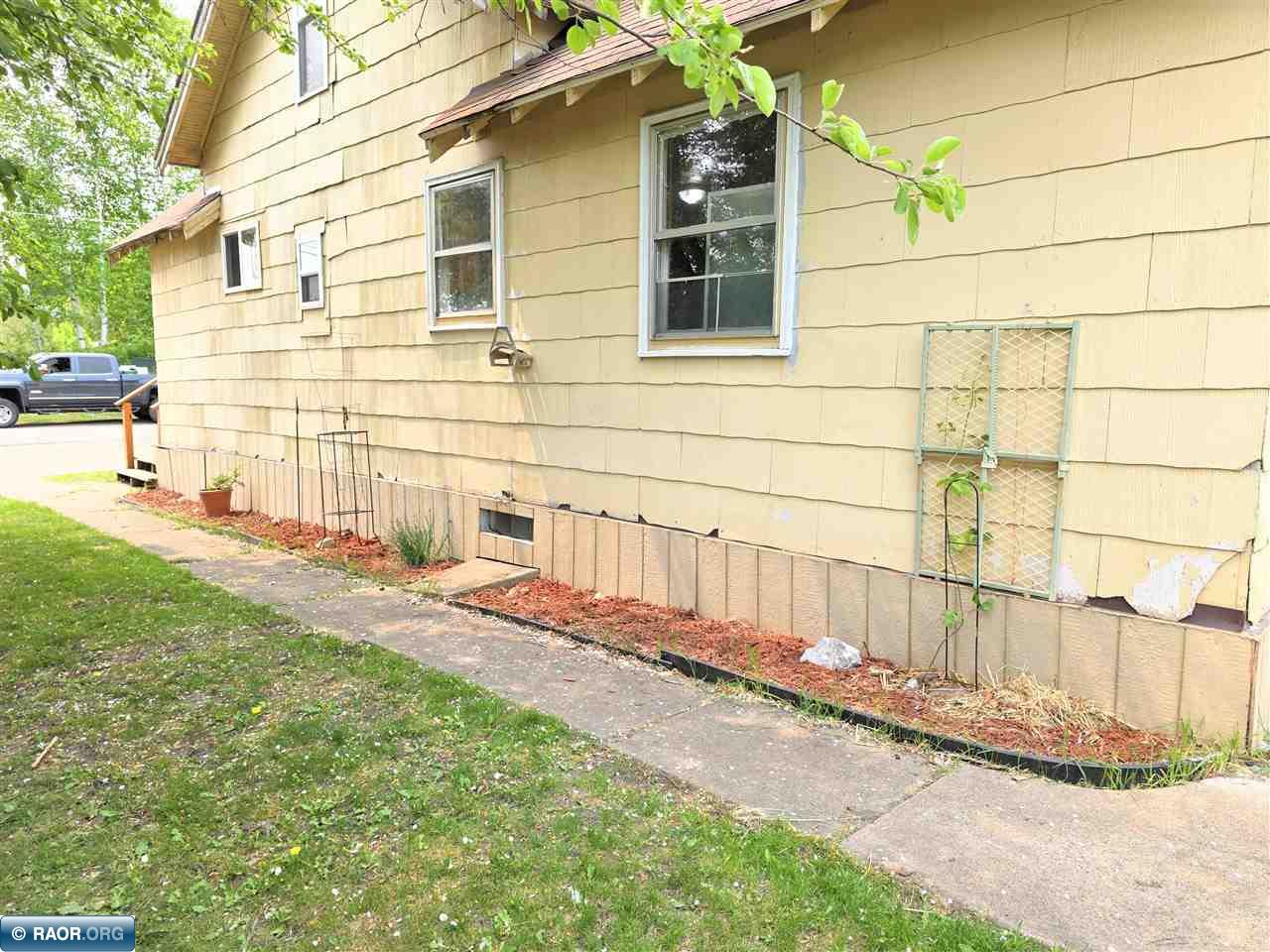 327 1st St, Hibbing, MN 55746 Listing Photo  2