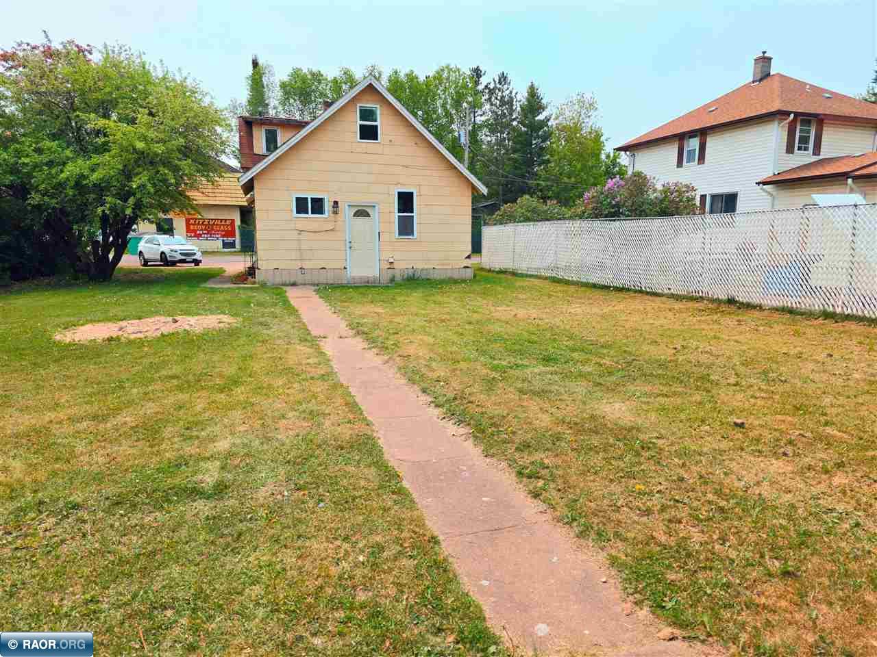 327 1st St, Hibbing, MN 55746 Listing Photo  3