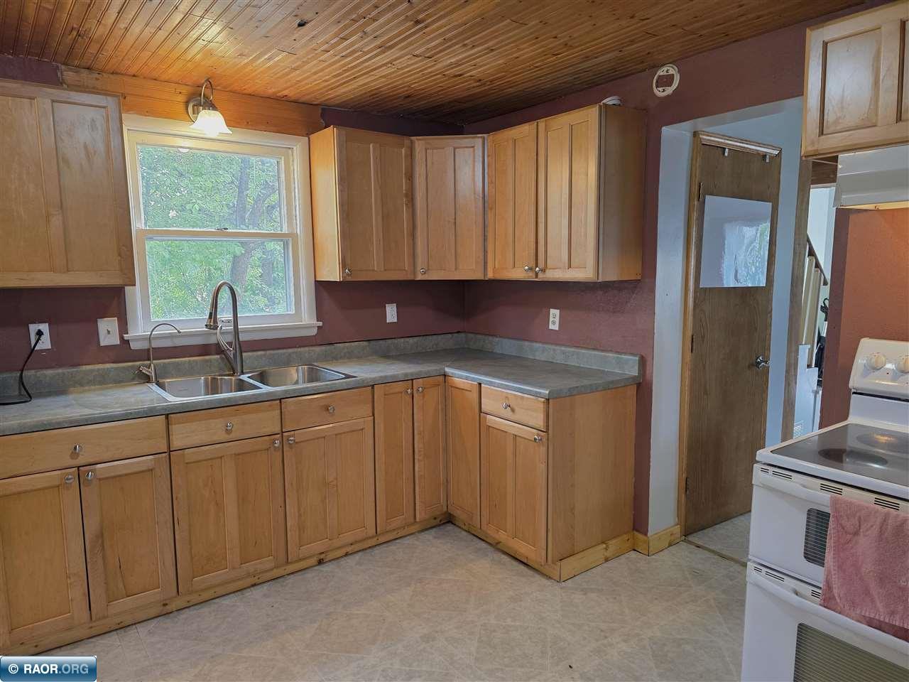 327 1st St, Hibbing, MN 55746 Listing Photo  6