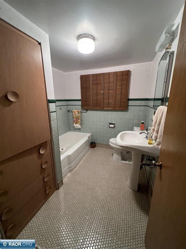 816 E 25th st, Hibbing, MN 55746 Listing Photo  45