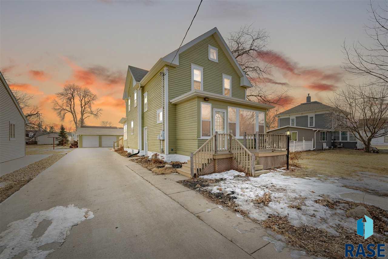 209 E 2nd Avenue, Lennox, SD 57039