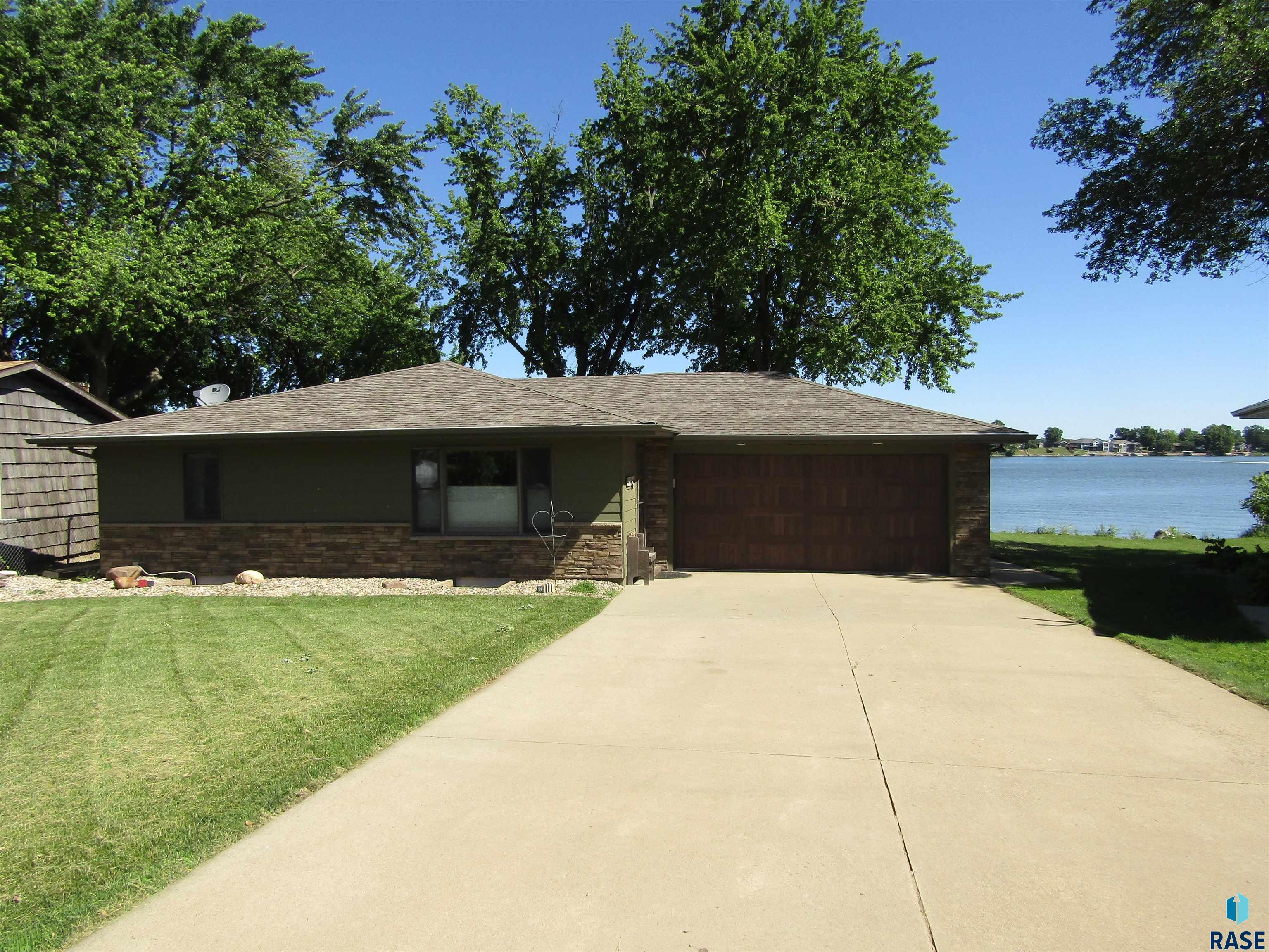 46248 W Shore Place, Hartford, SD 57033
