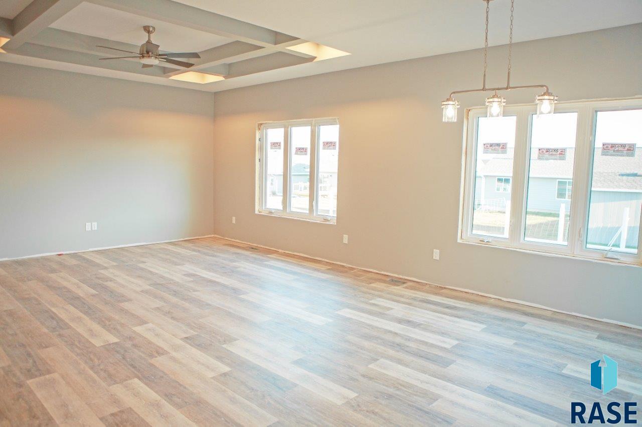 121 E Birchwood Dr