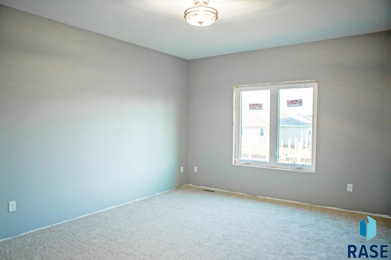 121 E Birchwood Dr