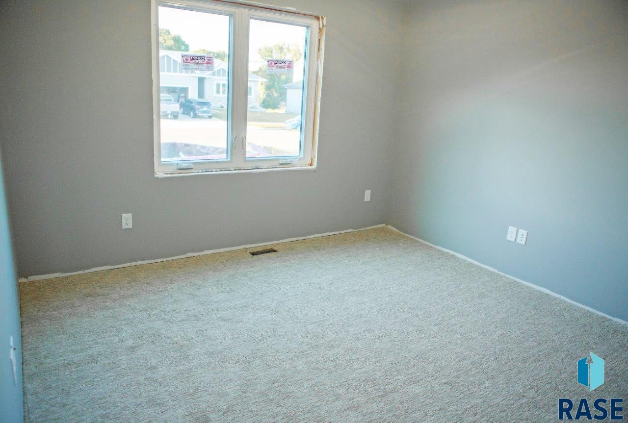 121 E Birchwood Dr Drive