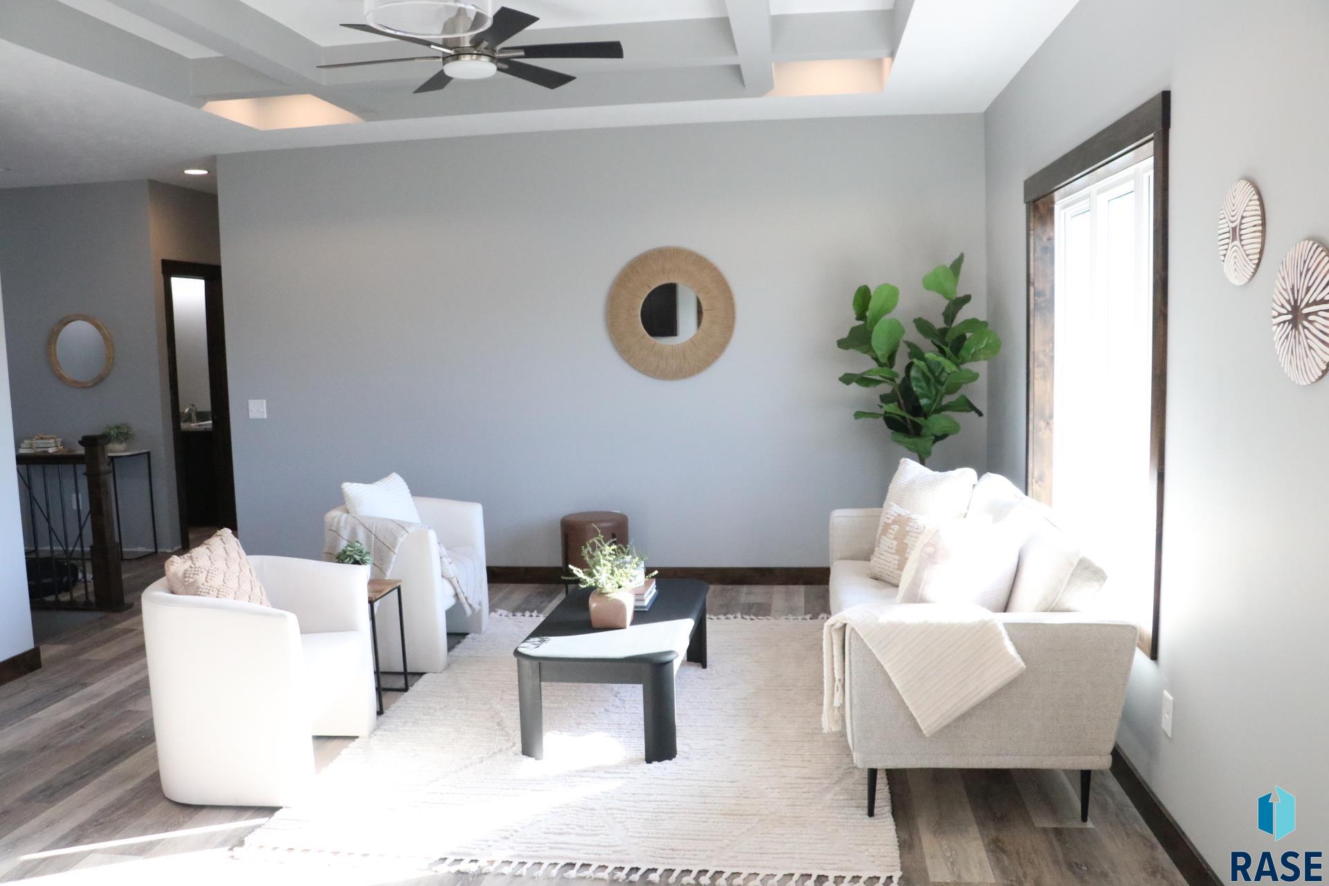 121 E Birchwood Dr