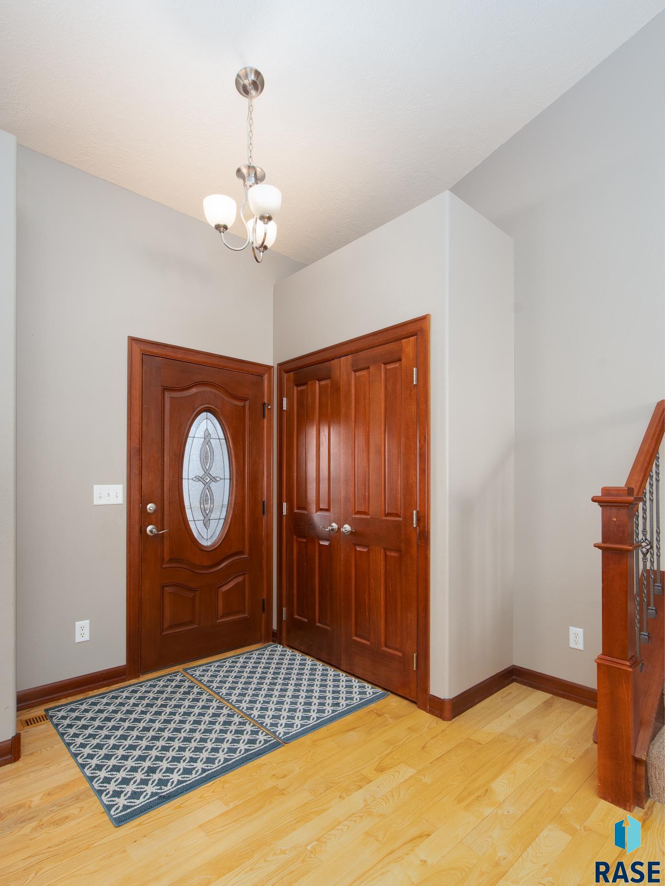 1004 W Whispering St Street