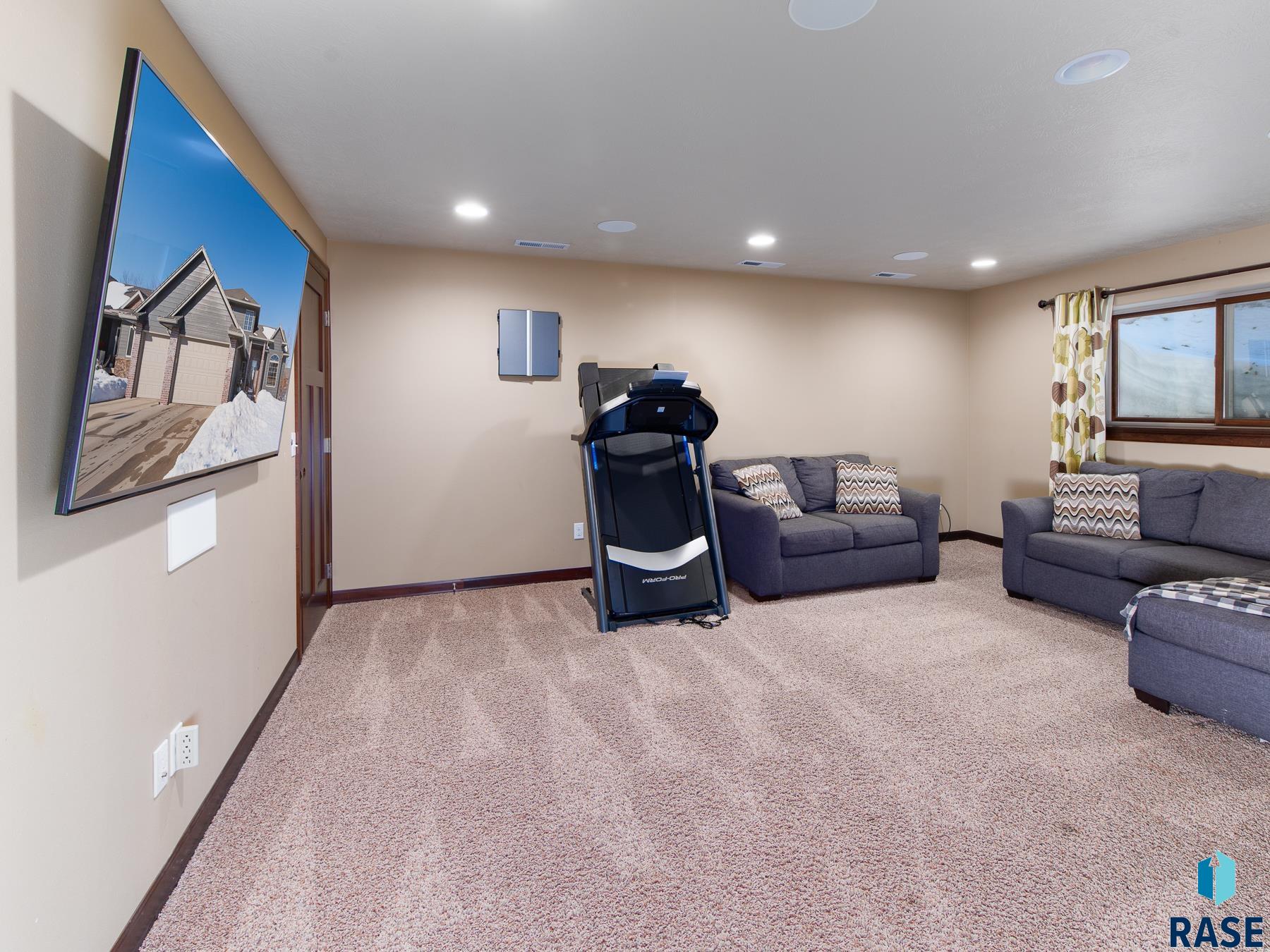 1004 W Whispering St Street