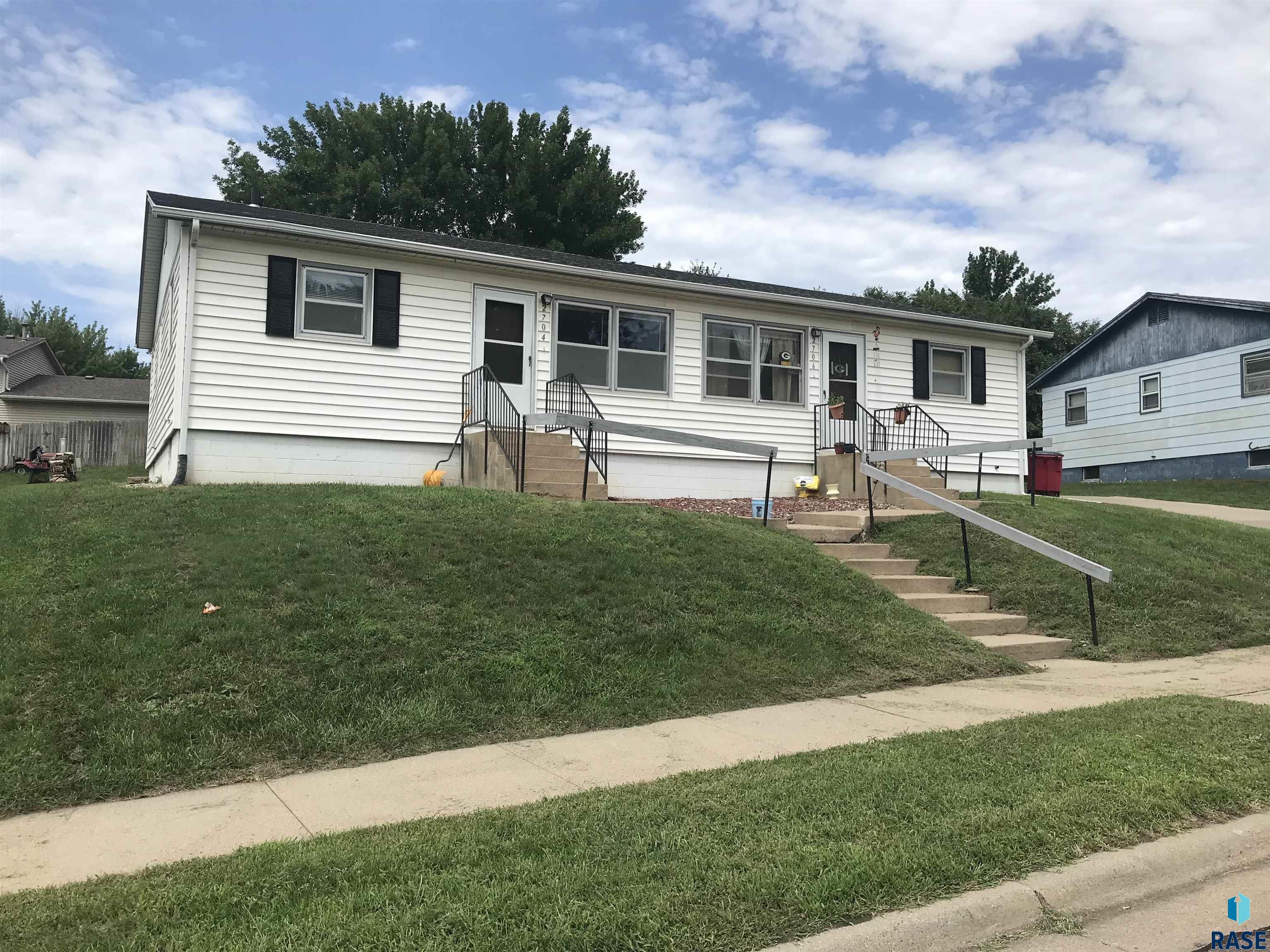 2704 E Pioneer Trl