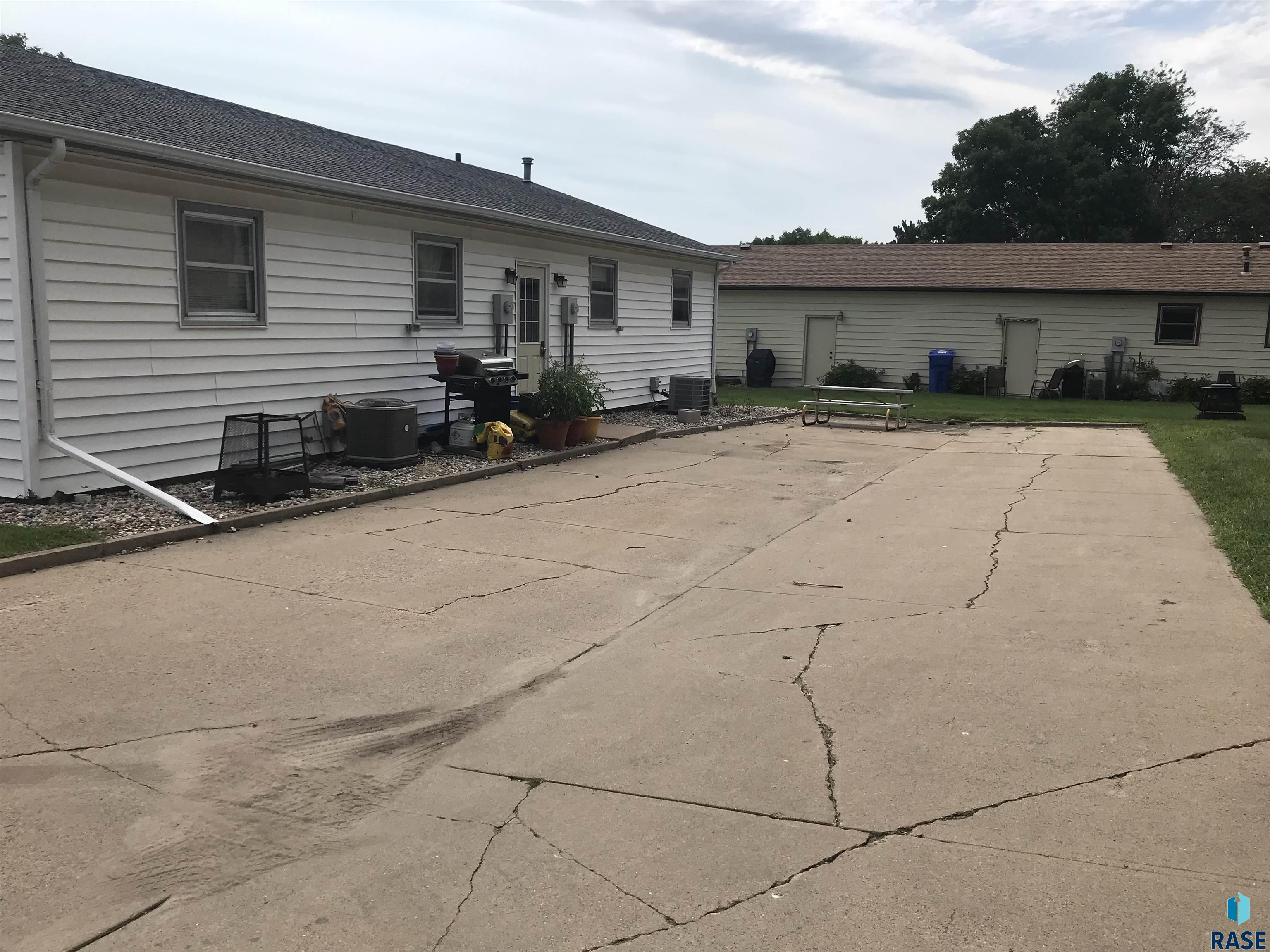 2704 E Pioneer Trl