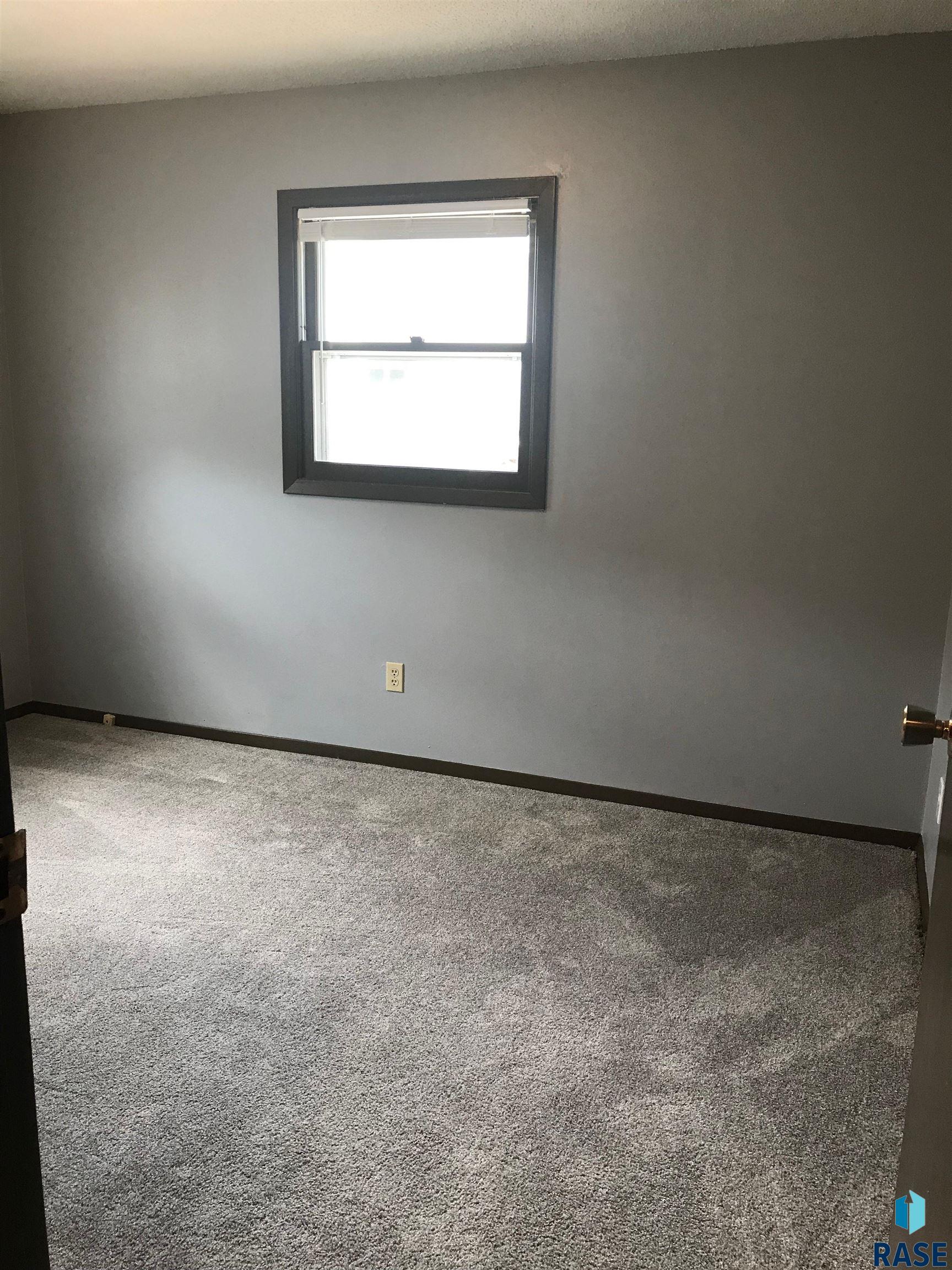 2704 E Pioneer Trl