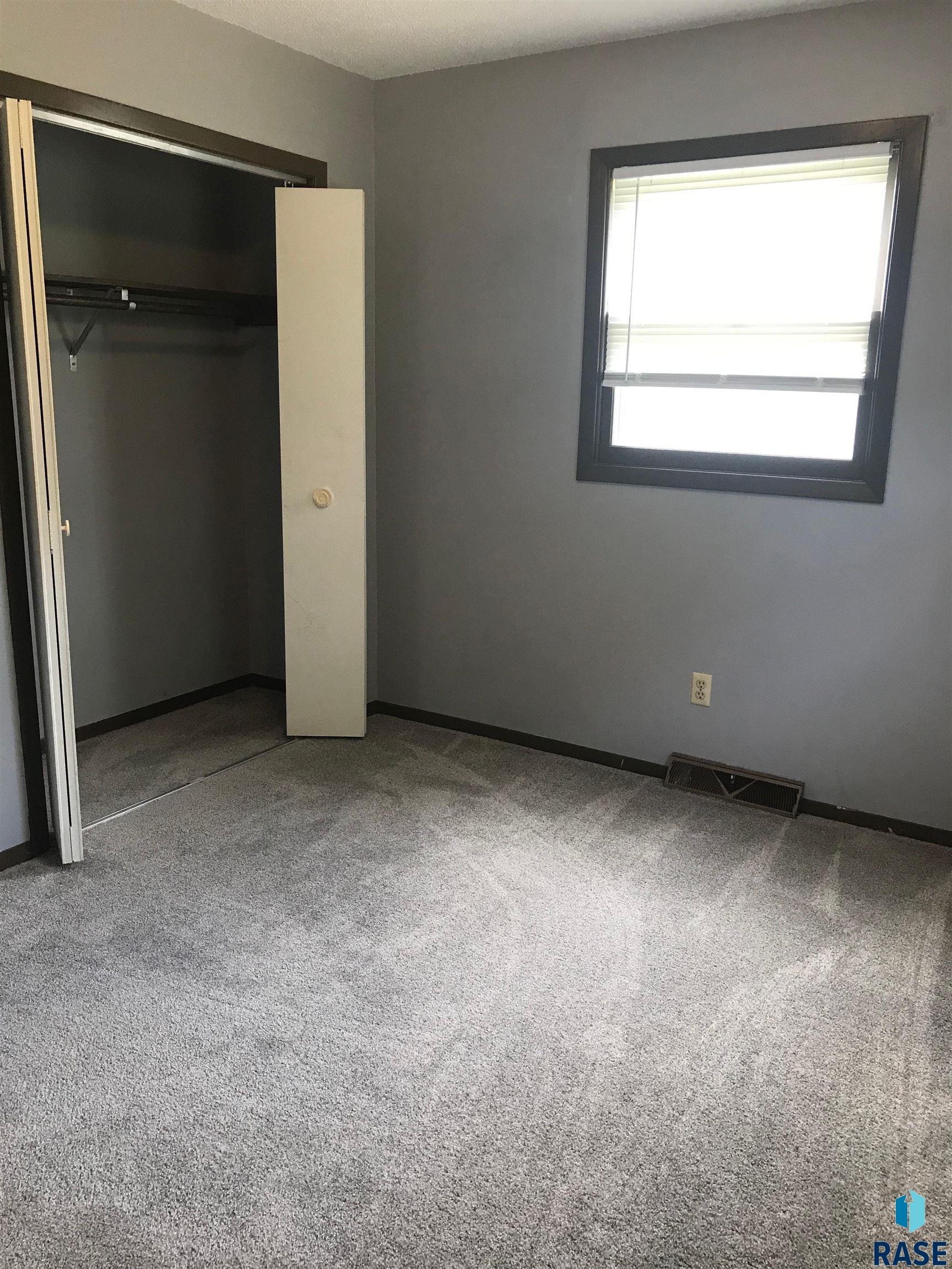 2704 E Pioneer Trl