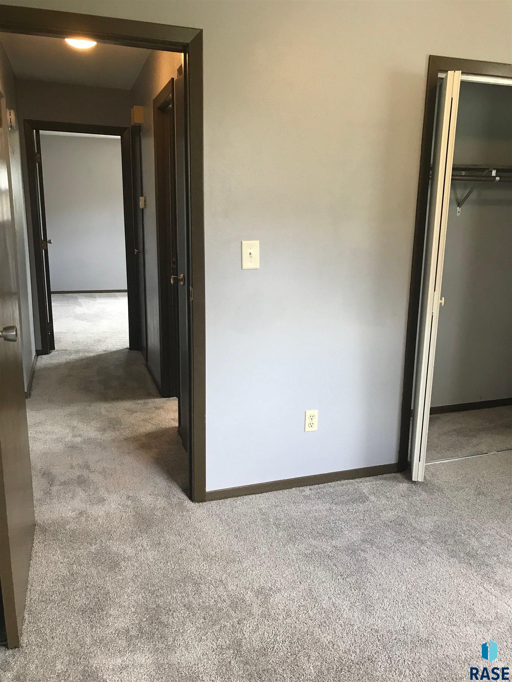 2704 E Pioneer Trl