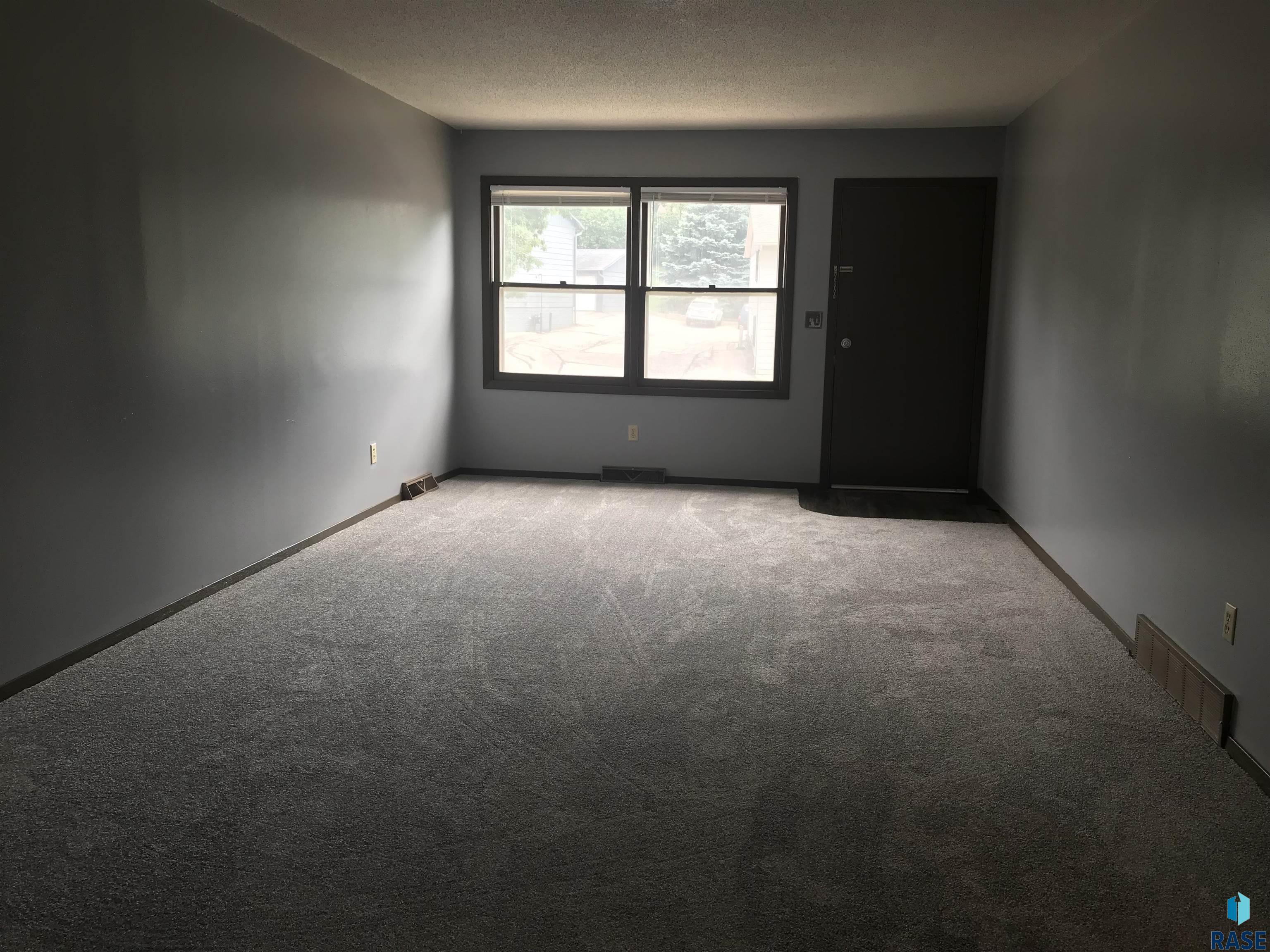 2704 E Pioneer Trl