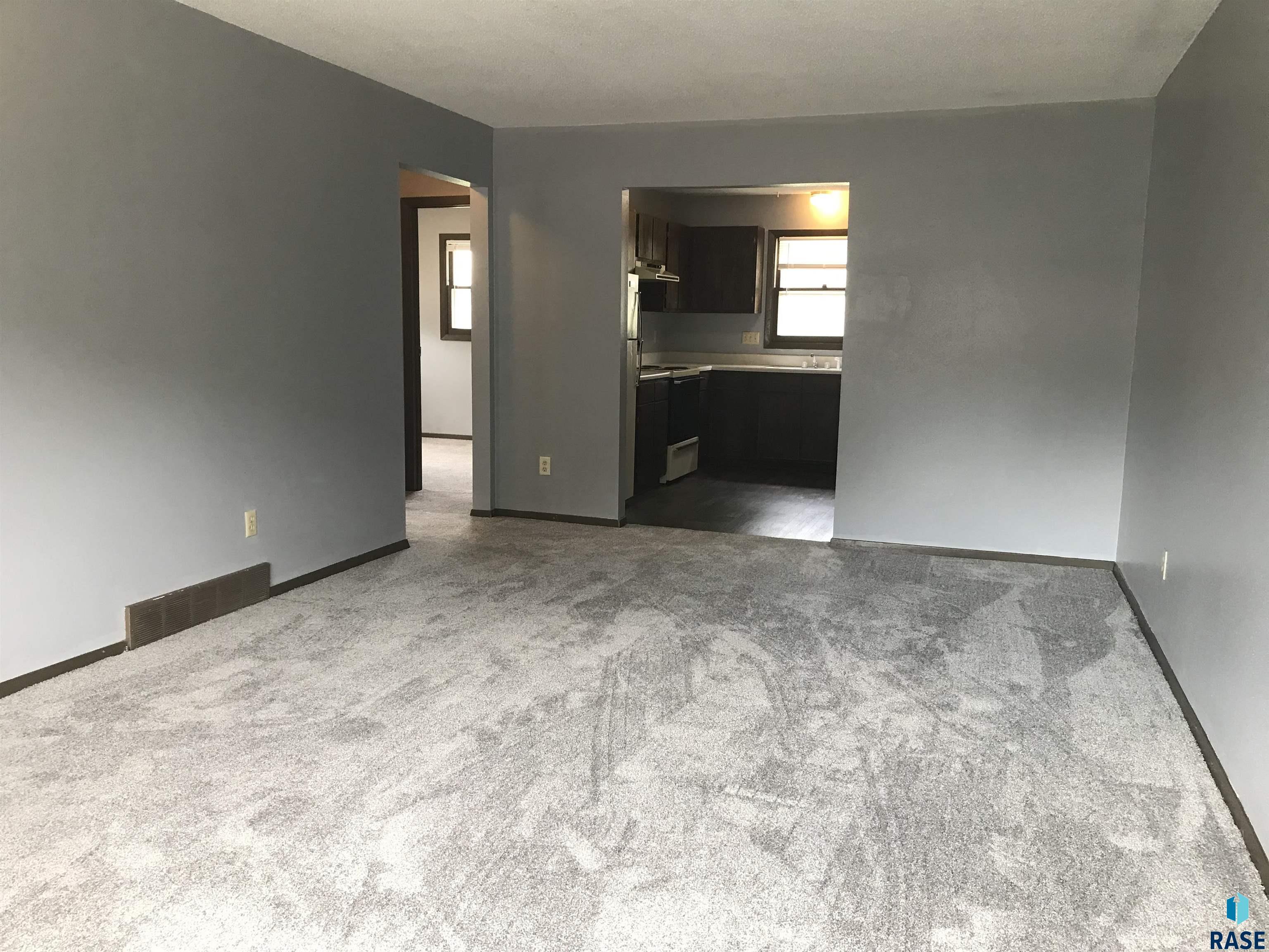 2704 E Pioneer Trl