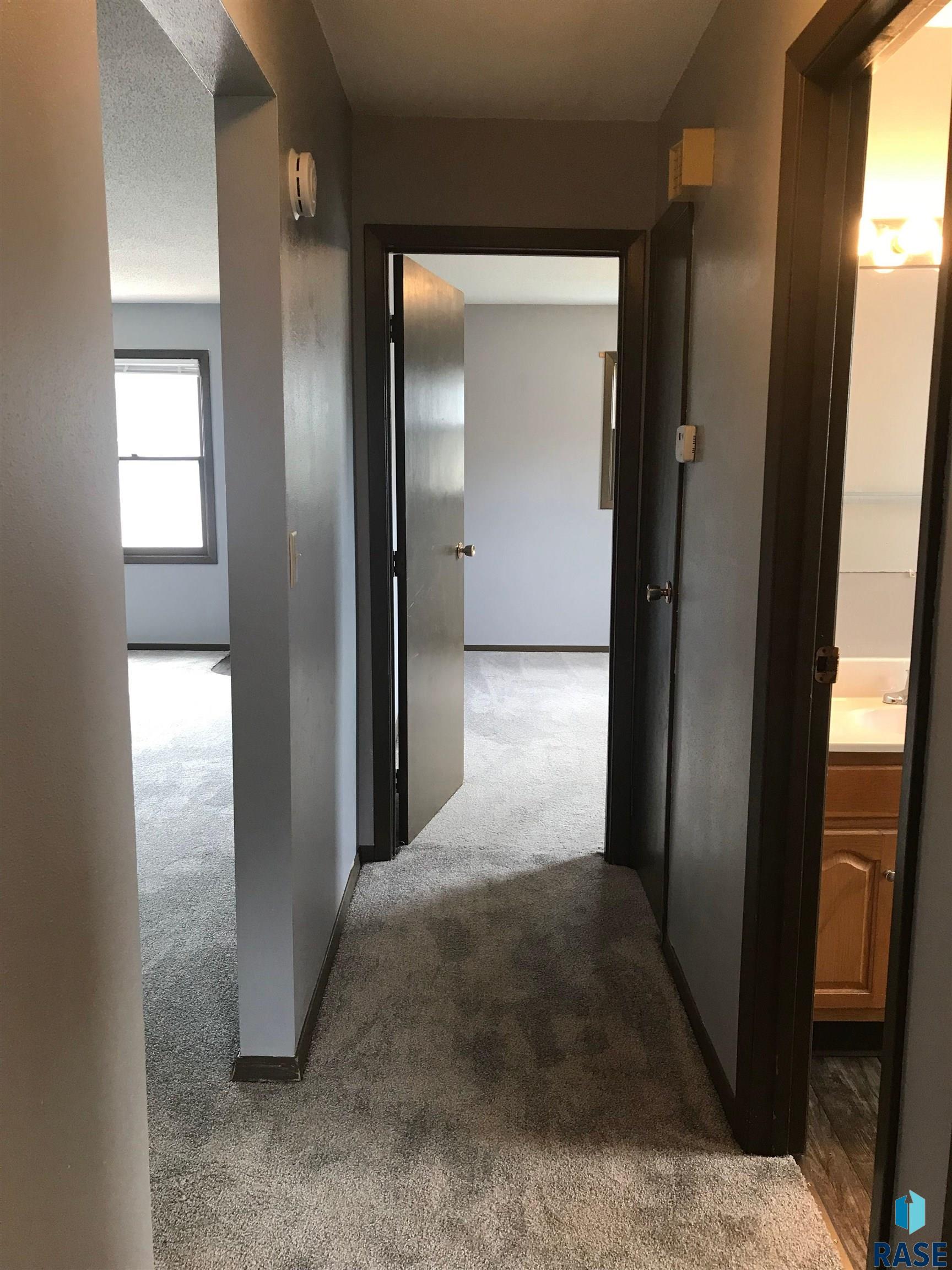 2704 E Pioneer Trl