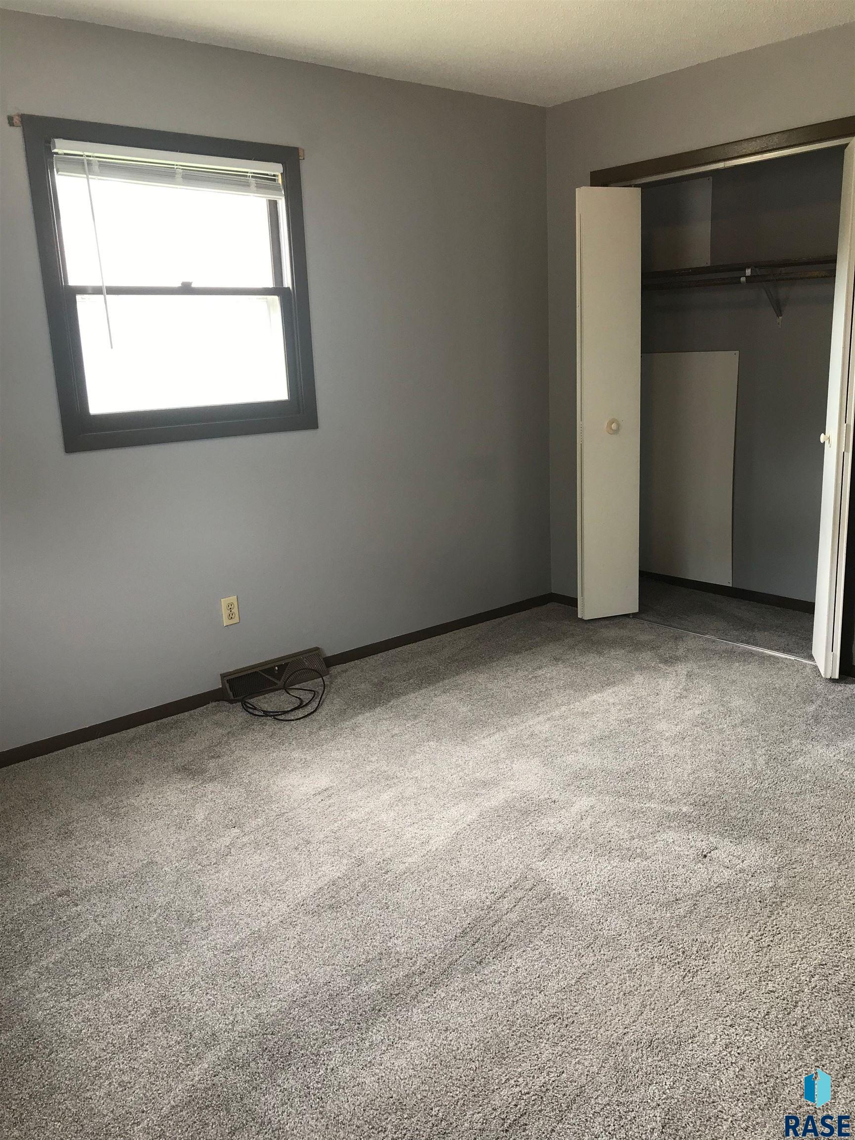 2704 E Pioneer Trl